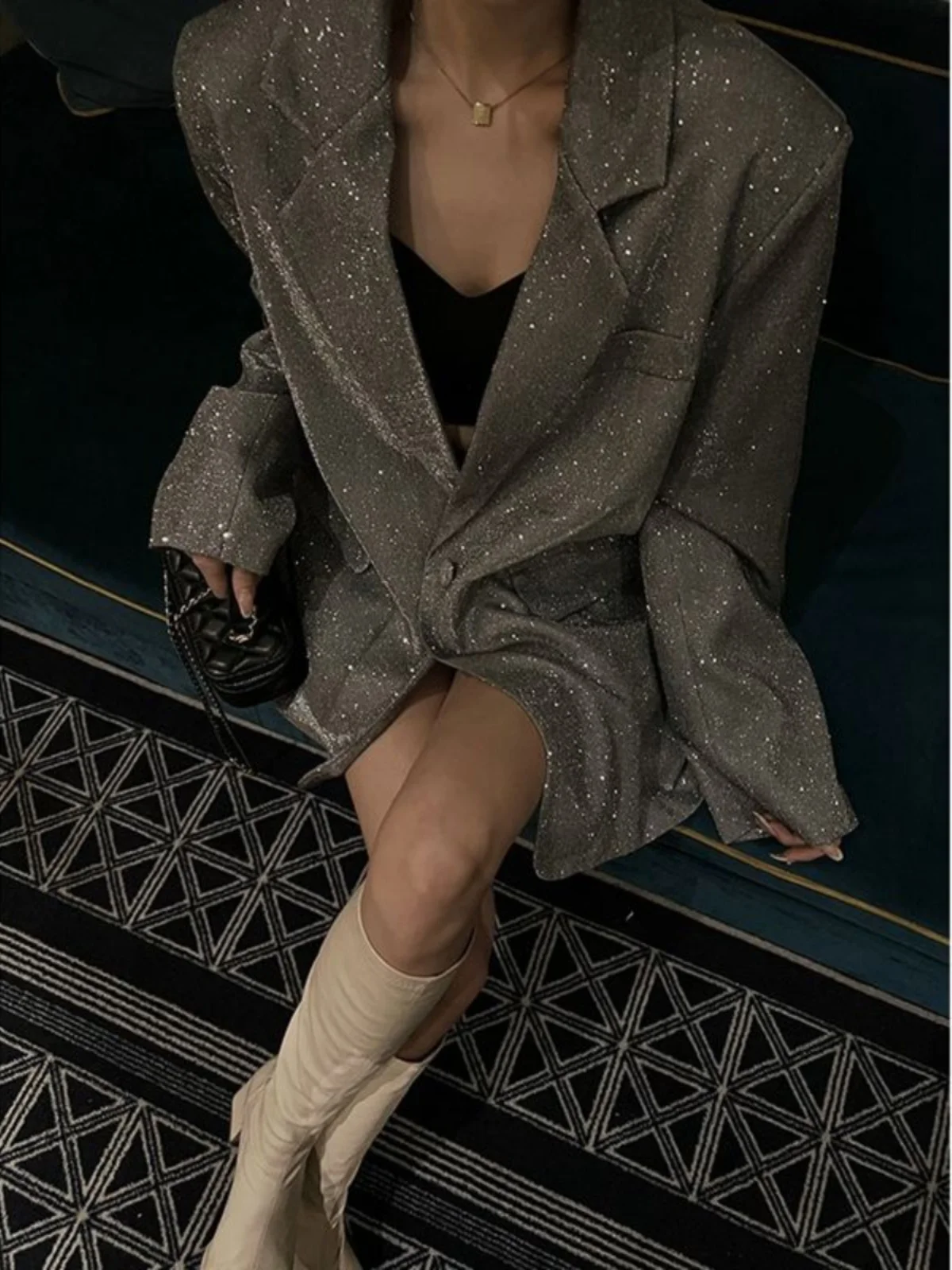 Женский блестящий пиджак больших размеров (до 300 фунтов), средней длины, осенне-зимний, повседневный, модный, из полиэфирного волокна
Женский блестящий пиджак больших размеров (до 300 фунтов), средней длины, осенне-зимний, повседневный, модный, из полиэфирного волокна