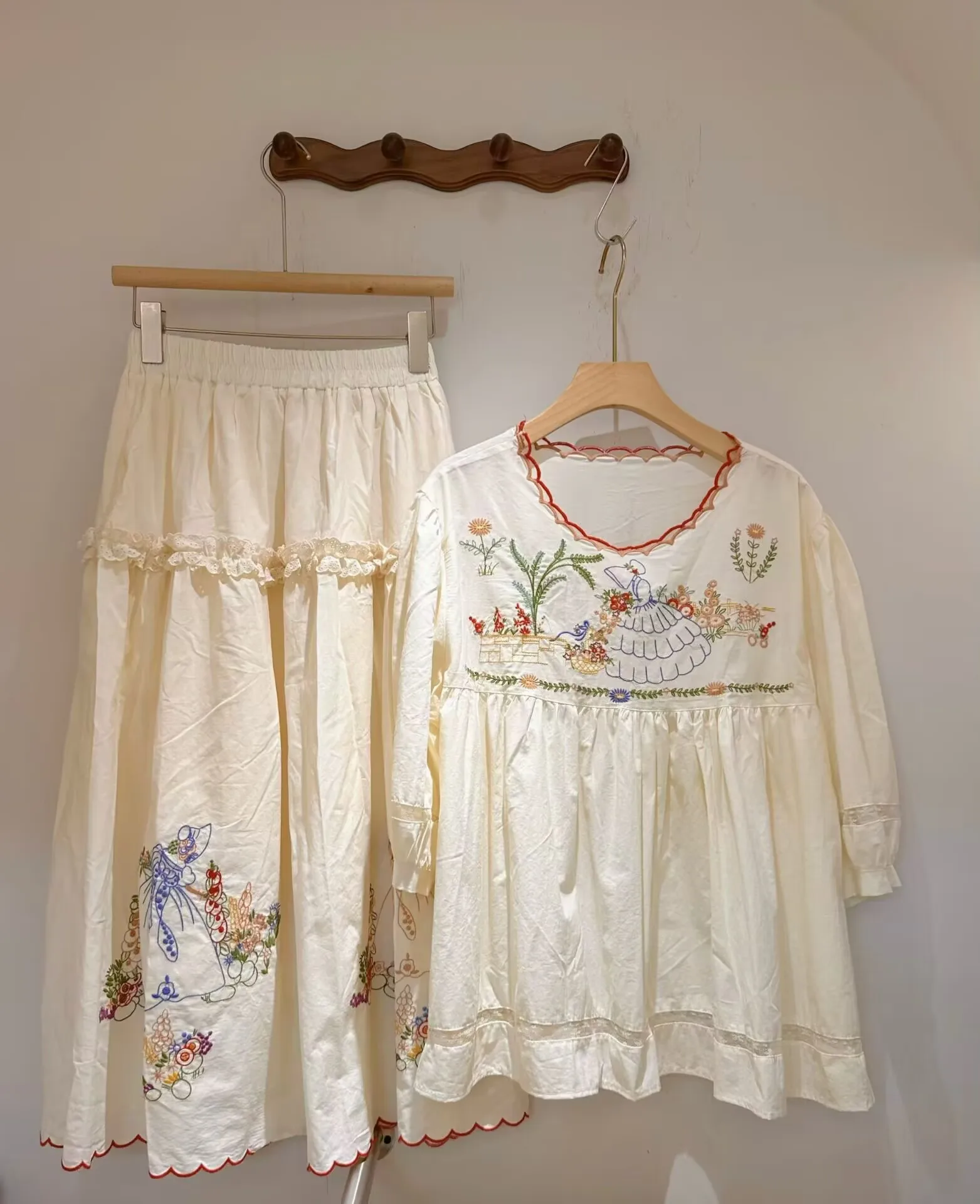 Summer Retro Floral Embroidery Cotton Blouse Shirt Elastic Waist A-Line Midi Skirt Women's Loose Fit Skirt
Summer Retro Floral Embroidery Cotton Blouse Shirt Elastic Waist A-Line Midi Skirt Women's Loose Fit Skirt