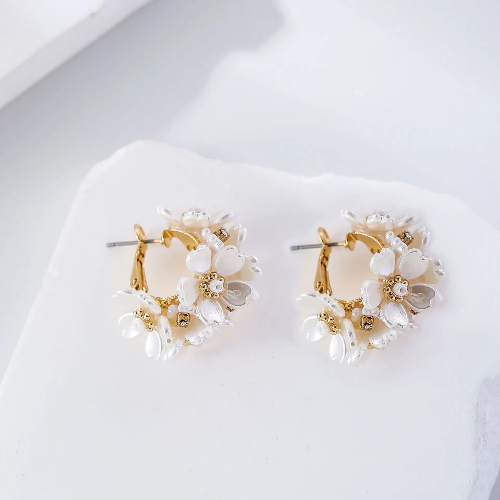 European and American style flowers fashion personality earrings advanced stud earrings
European and American style flowers fashion personality earrings advanced stud earrings