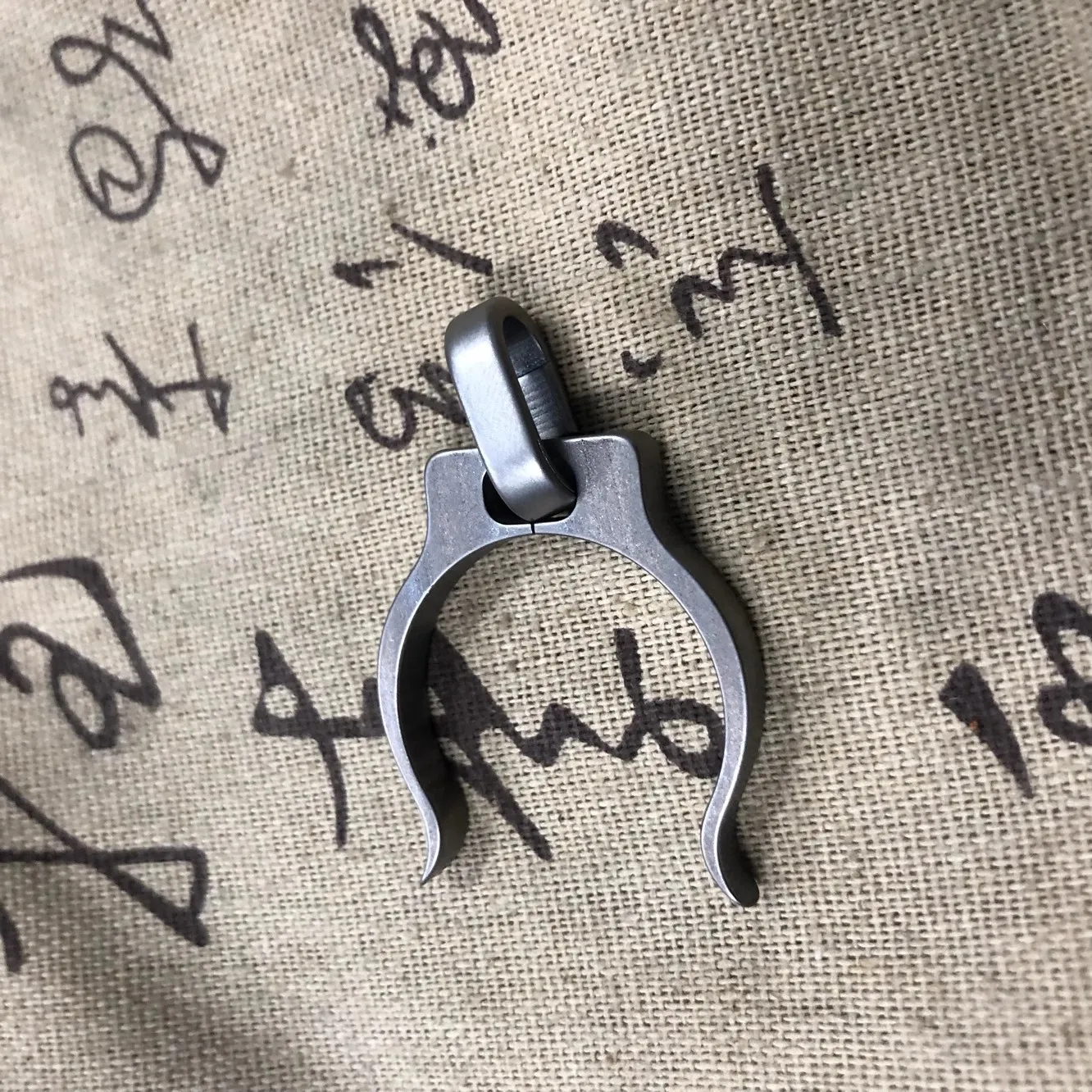 Titanium alloy TC21 CNC bottle hanger, portable tool for cutting and attaching beverage bottles on water bottles
Titanium alloy TC21 CNC bottle hanger, portable tool for cutting and attaching beverage bottles on water bottles