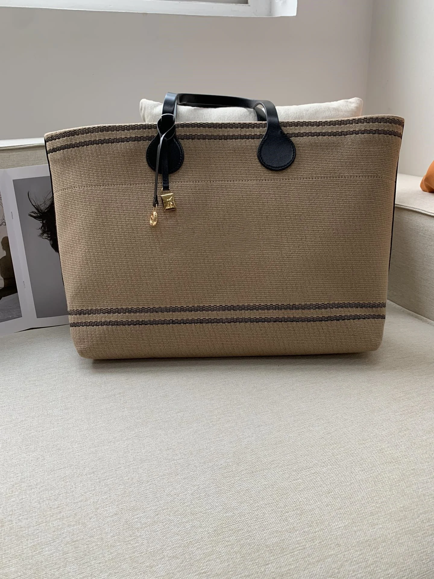 Logo Embroidery Women Handbag Pendant Decoration Large Capacity Fashion Ladies Tote Bags
Logo Embroidery Women Handbag Pendant Decoration Large Capacity Fashion Ladies Tote Bags