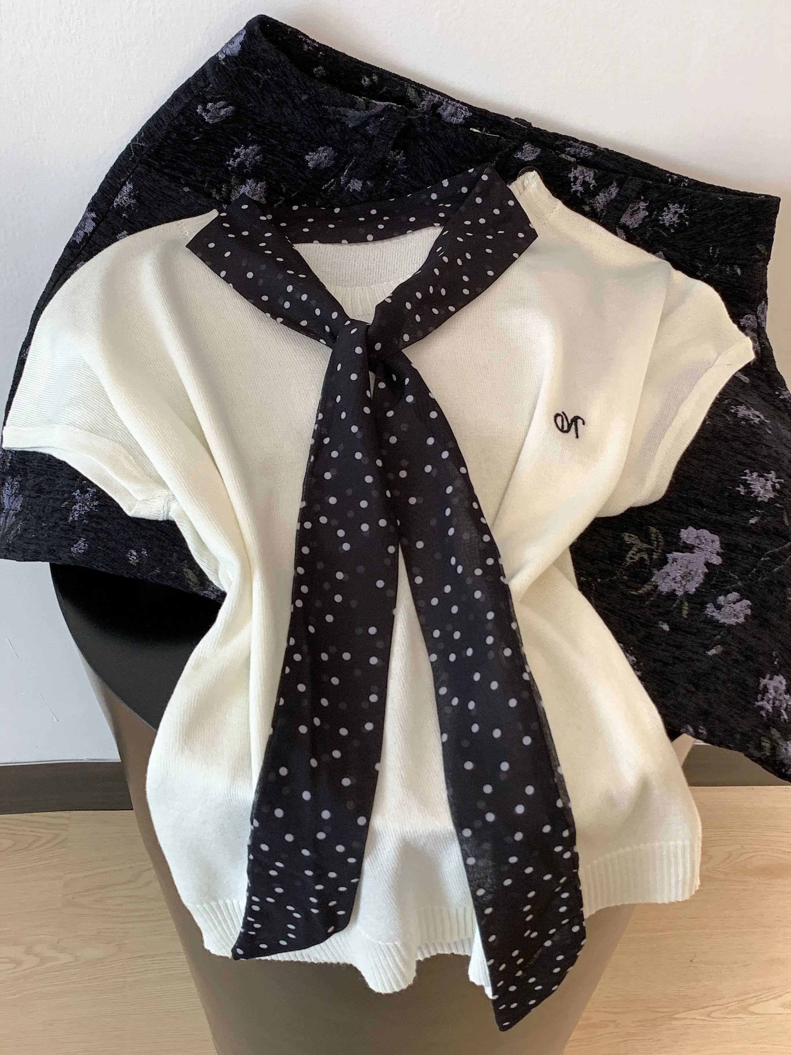 Summer New Polka Dot Silk Scarf Tie round Neck Knitted Sweater Women's Loose Fit Thin Top Self-Keeping Style Korean Version
Summer New Polka Dot Silk Scarf Tie round Neck Knitted Sweater Women's Loose Fit Thin Top Self-Keeping Style Korean Version