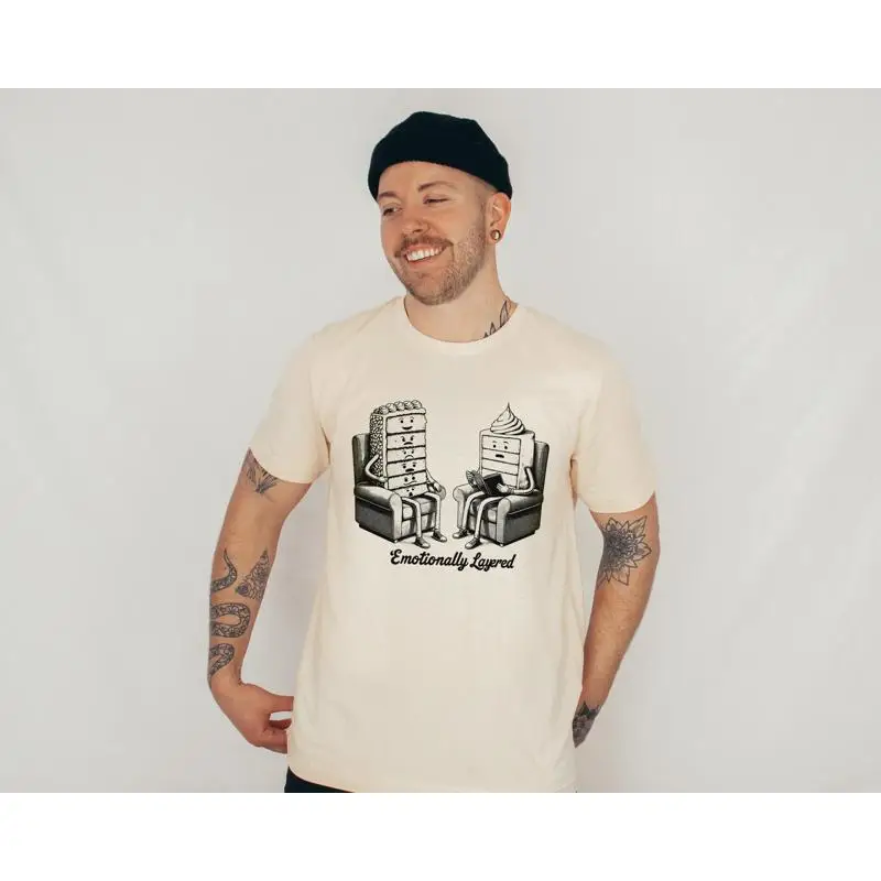 Эмоционально многослойная футболка с забавными любителями торта 
Эмоционально многослойная футболка с забавными любителями торта