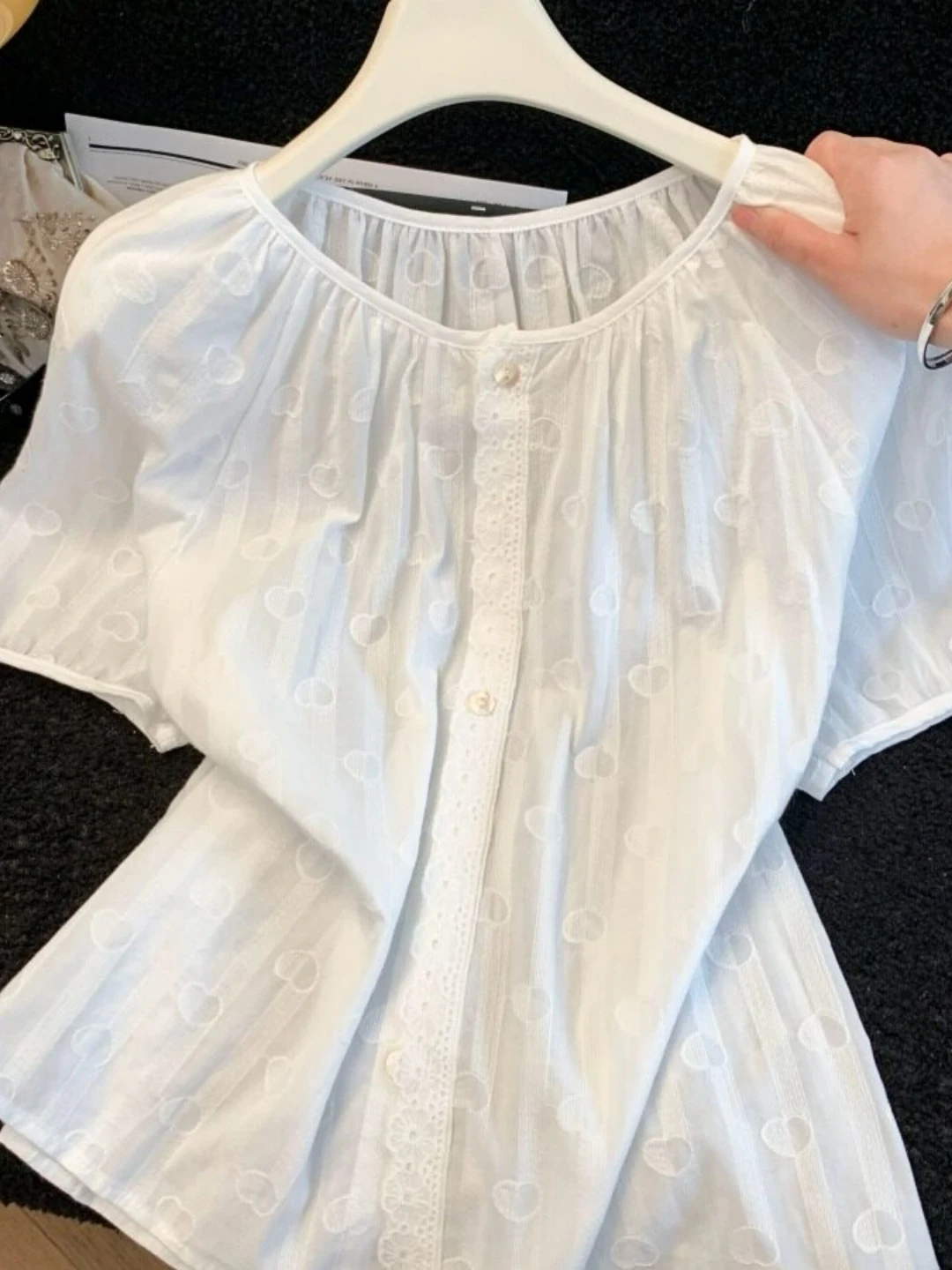 Stunning round Neck Lace Trim Bubble Short Sleeve Shirt Women's Loose Top Breathable Lightweight French Style Summer New Arrival
Stunning round Neck Lace Trim Bubble Short Sleeve Shirt Women's Loose Top Breathable Lightweight French Style Summer New Arrival