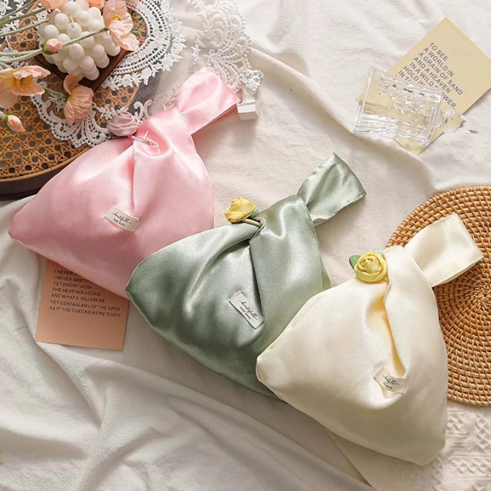 Mommy Bag Elegant Rose Wrist Bag Satin Chinese Style Gift Candies Bag Storage Purse Pearl Pendant Hand-held Pouch Wedding
Mommy Bag Elegant Rose Wrist Bag Satin Chinese Style Gift Candies Bag Storage Purse Pearl Pendant Hand-held Pouch Wedding