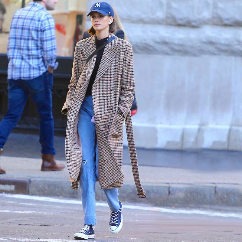 Elegant Woolen Kaia Gerber Style Windbreaker Suit Winter Long Coat with Plaid Pattern for Young Women Thickened Regular Length
Elegant Woolen Kaia Gerber Style Windbreaker Suit Winter Long Coat with Plaid Pattern for Young Women Thickened Regular Length