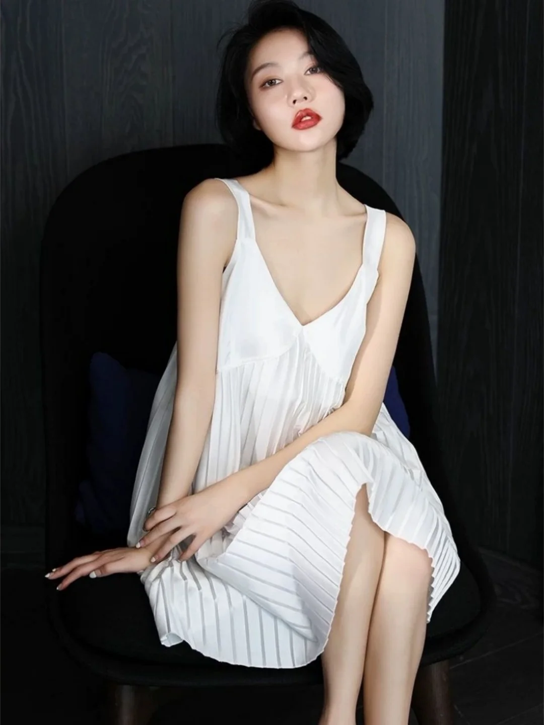 Simple Vacation Style V-Neck Sleeveless Strap Sleep Dress Women Summer Elegant Pleated Splice Home Sleepwear plus Size
Simple Vacation Style V-Neck Sleeveless Strap Sleep Dress Women Summer Elegant Pleated Splice Home Sleepwear plus Size