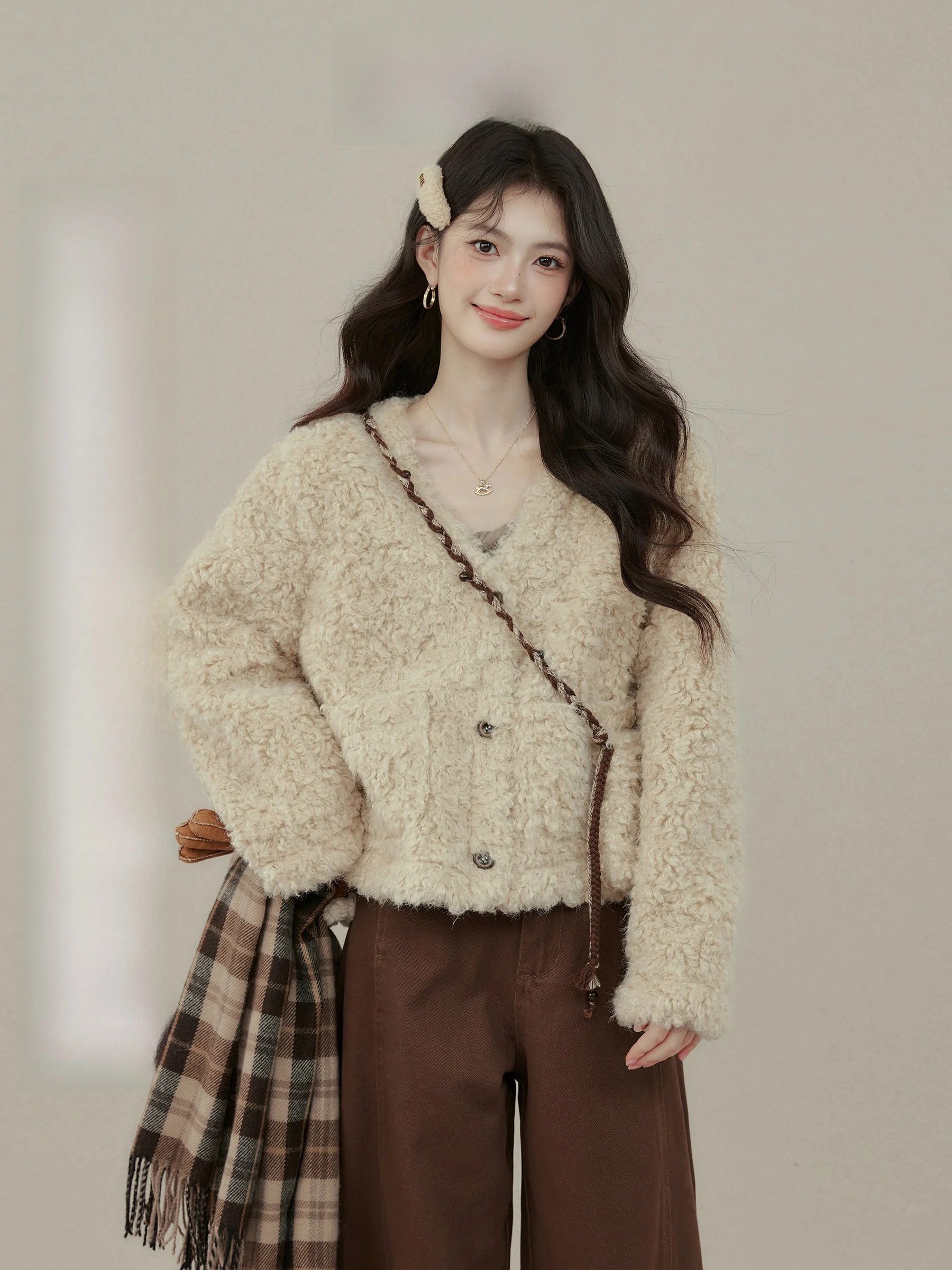 Женское пальто Ele Lamb Fur Jaet, повседневное пальто со стойкой V-Ne, длинная застежка на пуговицы, новинка 2025, коллекция
Женское пальто Ele Lamb Fur Jaet, повседневное пальто со стойкой V-Ne, длинная застежка на пуговицы, новинка 2025, коллекция