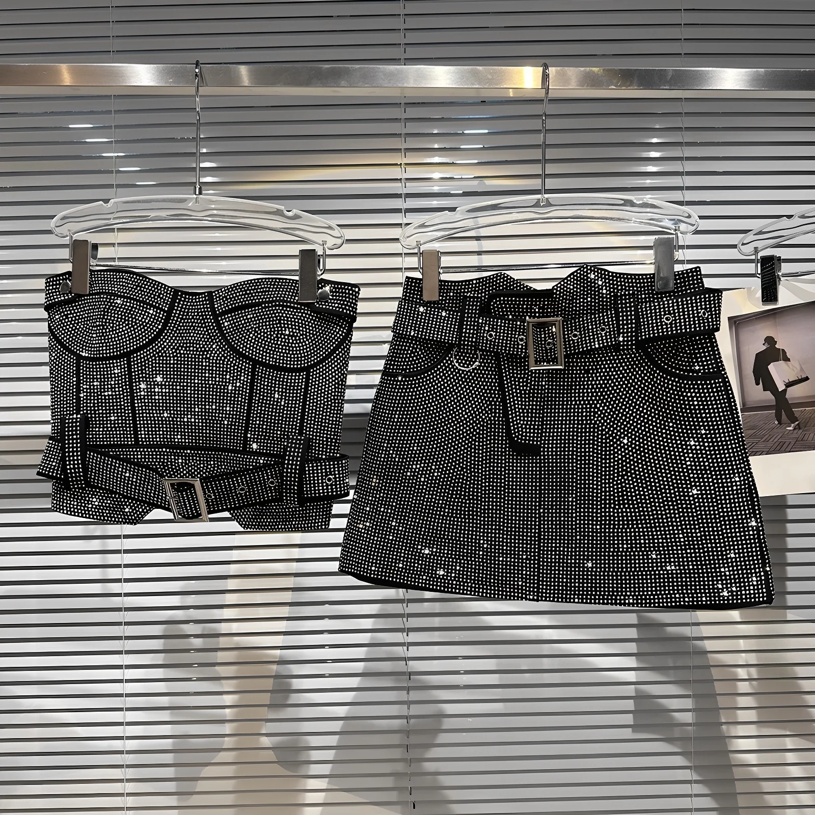 Summer 2026 New Heavy Work Diamond Bustier Short Skirt Set for Fashionable Women High Waist Cheeky Style High Fashion Trend
Summer 2026 New Heavy Work Diamond Bustier Short Skirt Set for Fashionable Women High Waist Cheeky Style High Fashion Trend