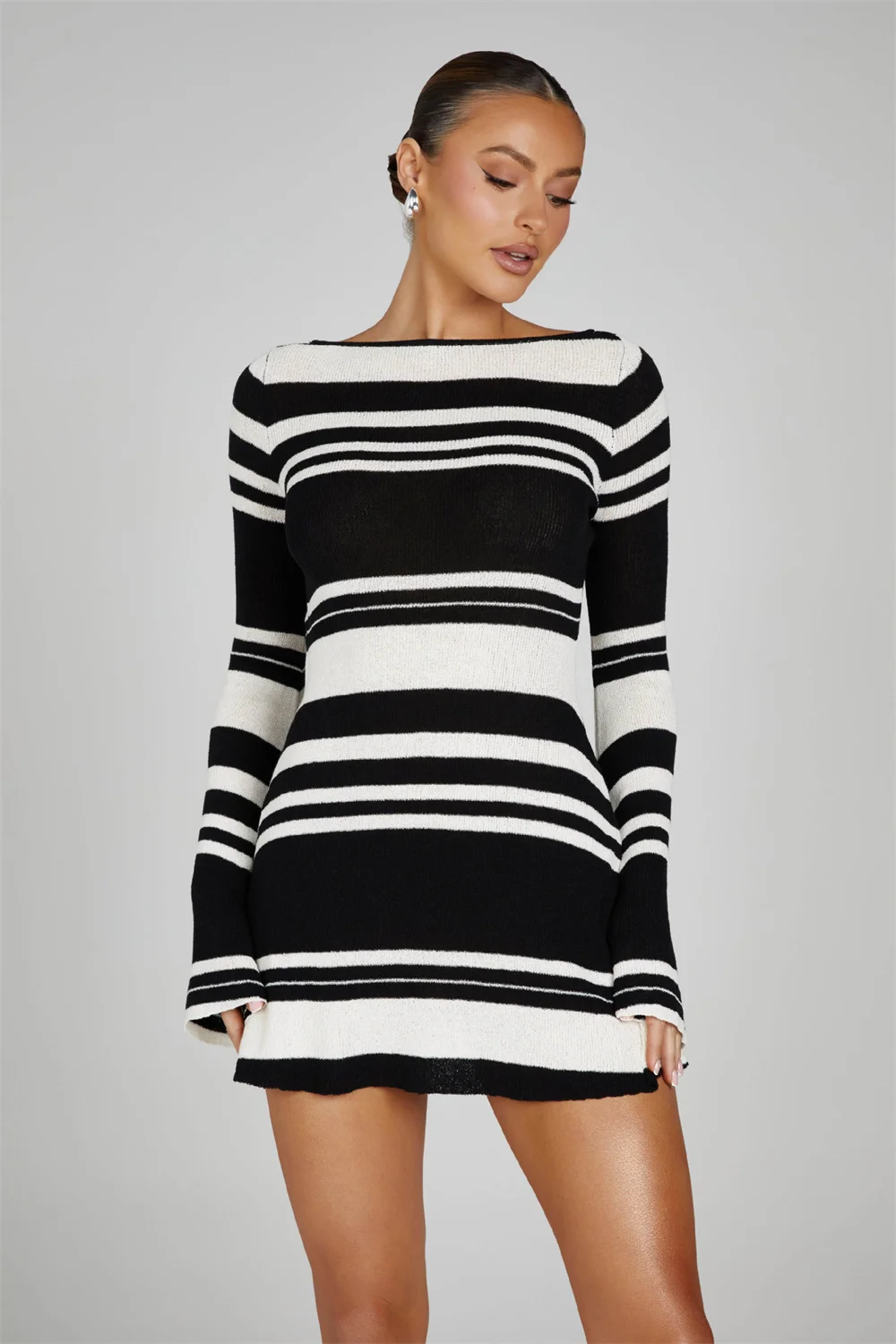 Sexy Knitted Striped Backless Mini Dress for Women Autumn Flare Long Sleeve Lace Up A-line Knitwear Dress Ladies Fashion Vestido
Sexy Knitted Striped Backless Mini Dress for Women Autumn Flare Long Sleeve Lace Up A-line Knitwear Dress Ladies Fashion Vestido