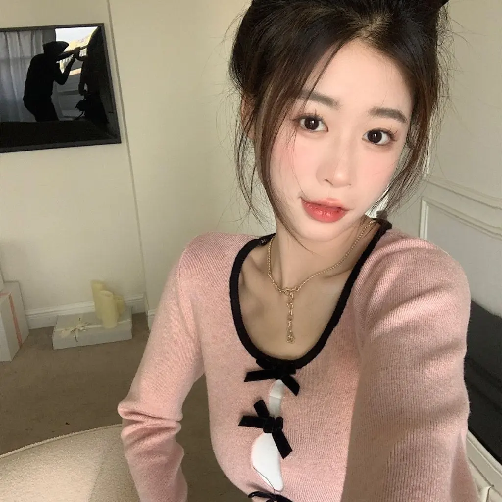 Women's Pure Style Long-Sleeved Sweater round Neck Bow Hollow Design High Waist Slim Fashion Top for Spring
Women's Pure Style Long-Sleeved Sweater round Neck Bow Hollow Design High Waist Slim Fashion Top for Spring