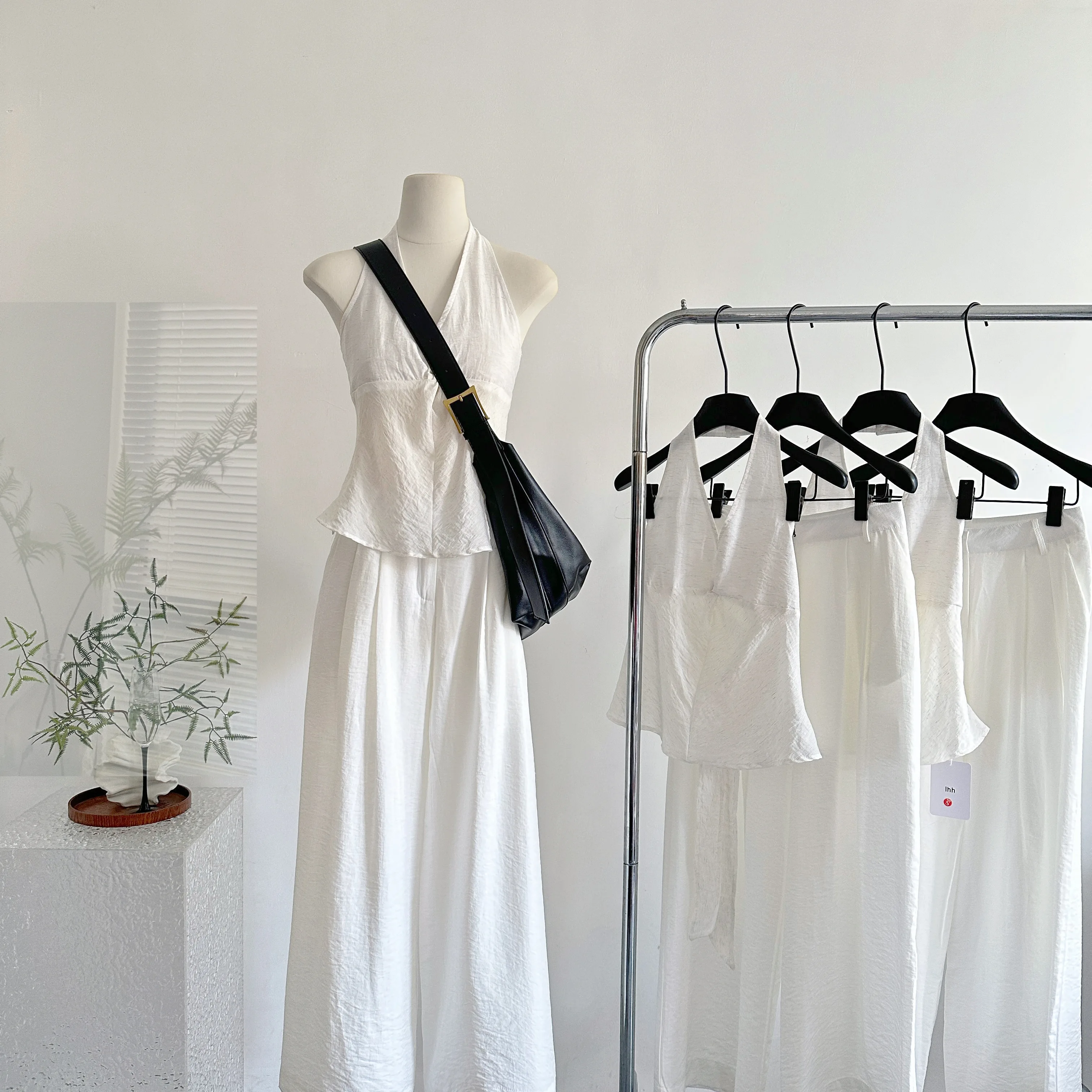 Elegant Sexy Linen Halter Neck Backless Shirt Women Summer Sleeveless Tie Casual Top Fashionable Bareback Button up Blouse
Elegant Sexy Linen Halter Neck Backless Shirt Women Summer Sleeveless Tie Casual Top Fashionable Bareback Button up Blouse