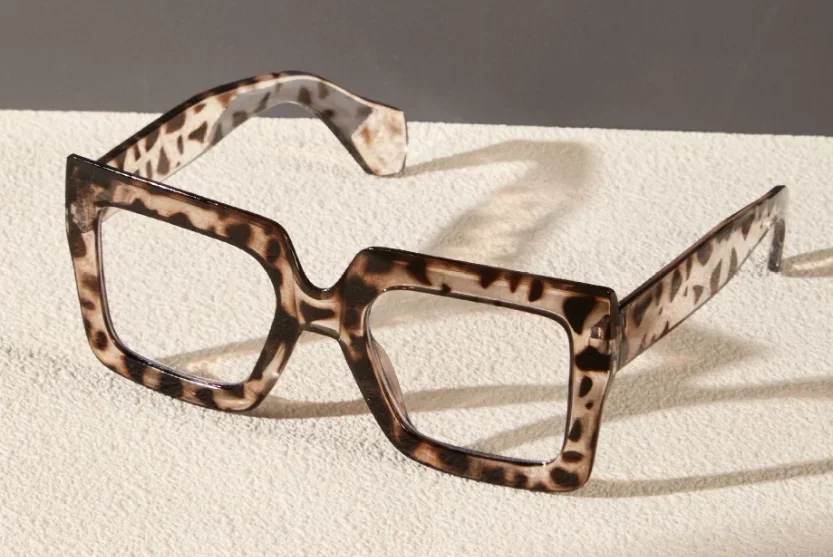 Ladies' fashion glasses, perfect for decoration, office styling, and gifting to family and friends.
Ladies' fashion glasses, perfect for decoration, office styling, and gifting to family and friends.