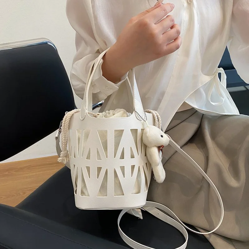 Fashionable Commuter Bag For Ladies With Laptop Compartment For Work And School Travel Needs
Fashionable Commuter Bag For Ladies With Laptop Compartment For Work And School Travel Needs