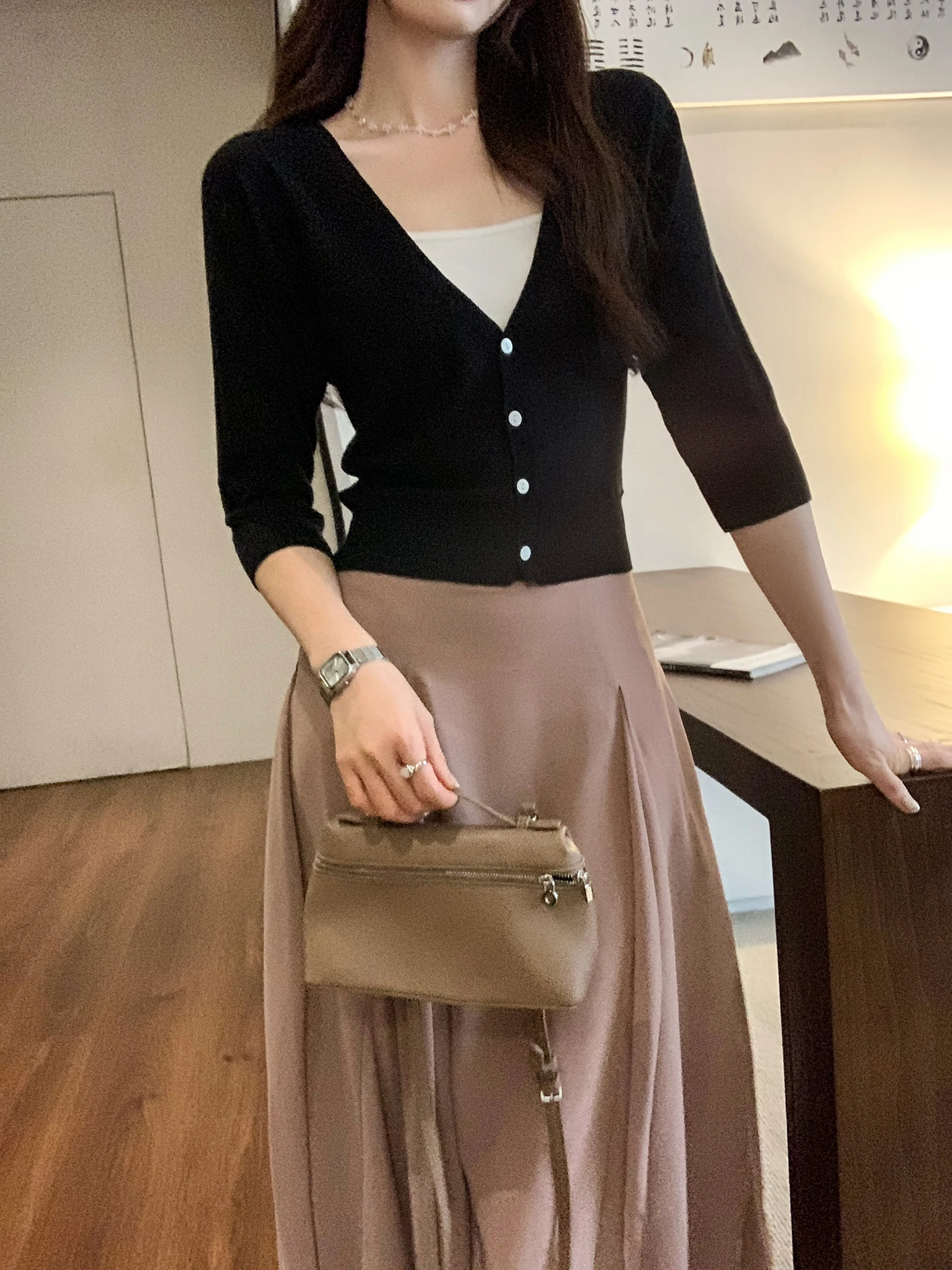 Slim Fit Short Knitted Cardigan Women's V-Neck Midi Sleeve Open Workwear Style Fashionable Early Autumn Top Korean Version
Slim Fit Short Knitted Cardigan Women's V-Neck Midi Sleeve Open Workwear Style Fashionable Early Autumn Top Korean Version