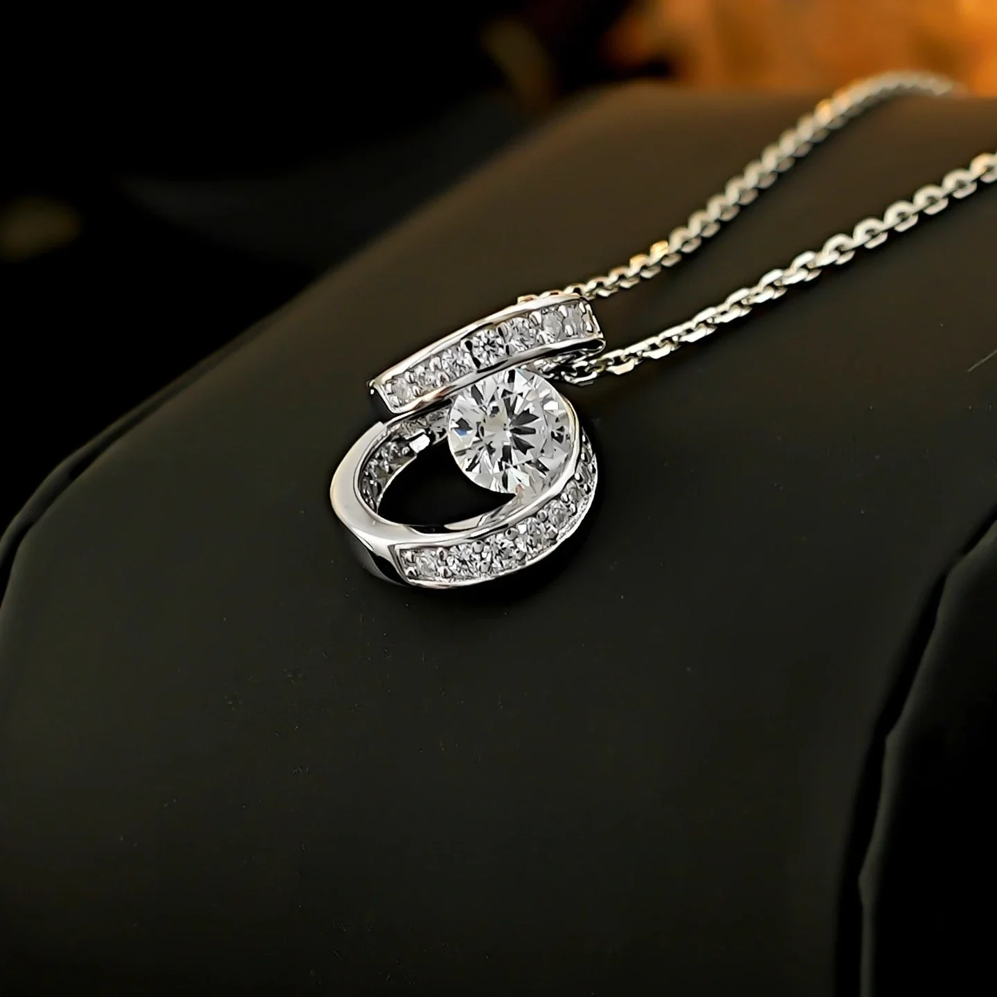 New "Spinning Love" Double Row Diamond Rotating S925 Silver Necklace with Full Diamond Inlaid Small Jewelry
New "Spinning Love" Double Row Diamond Rotating S925 Silver Necklace with Full Diamond Inlaid Small Jewelry