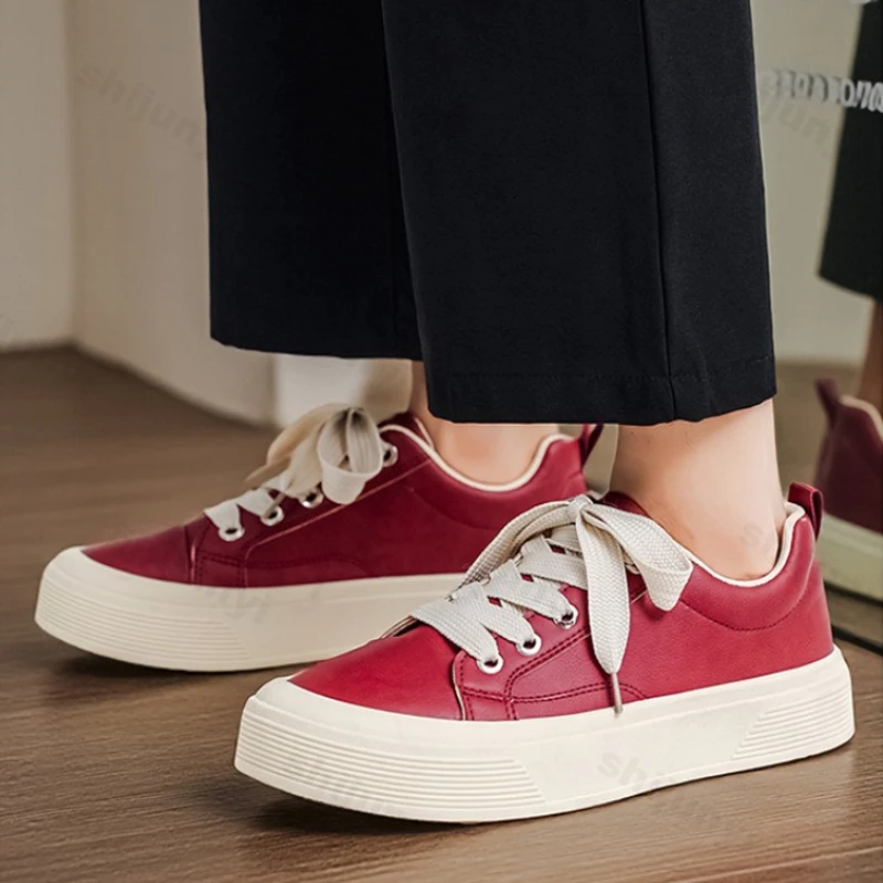 Мужские массивные кроссовки, новая весенняя модная однотонная повседневная спортивная обувь на шнуровке, уличная удобная нескользящая универсальная обувь на плоской подошве
Мужские массивные кроссовки, новая весенняя модная однотонная повседневная спортивная обувь на шнуровке, уличная удобная нескользящая универсальная обувь на плоской подошве