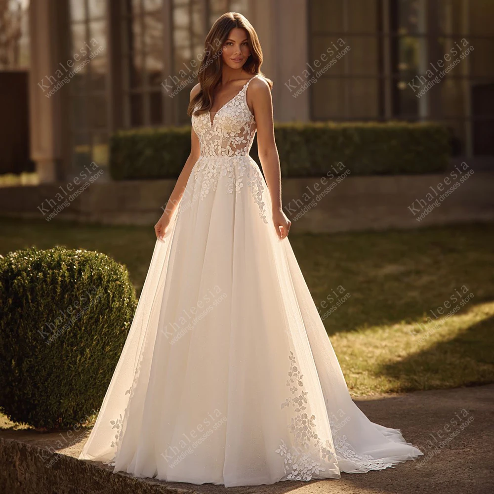 Glamorous Wedding Dresses A Line Bridal Gowns Tulle Tiered Robes Sleeveless Backless V Neck Vestidos De Novia Customized 2025
Glamorous Wedding Dresses A Line Bridal Gowns Tulle Tiered Robes Sleeveless Backless V Neck Vestidos De Novia Customized 2025