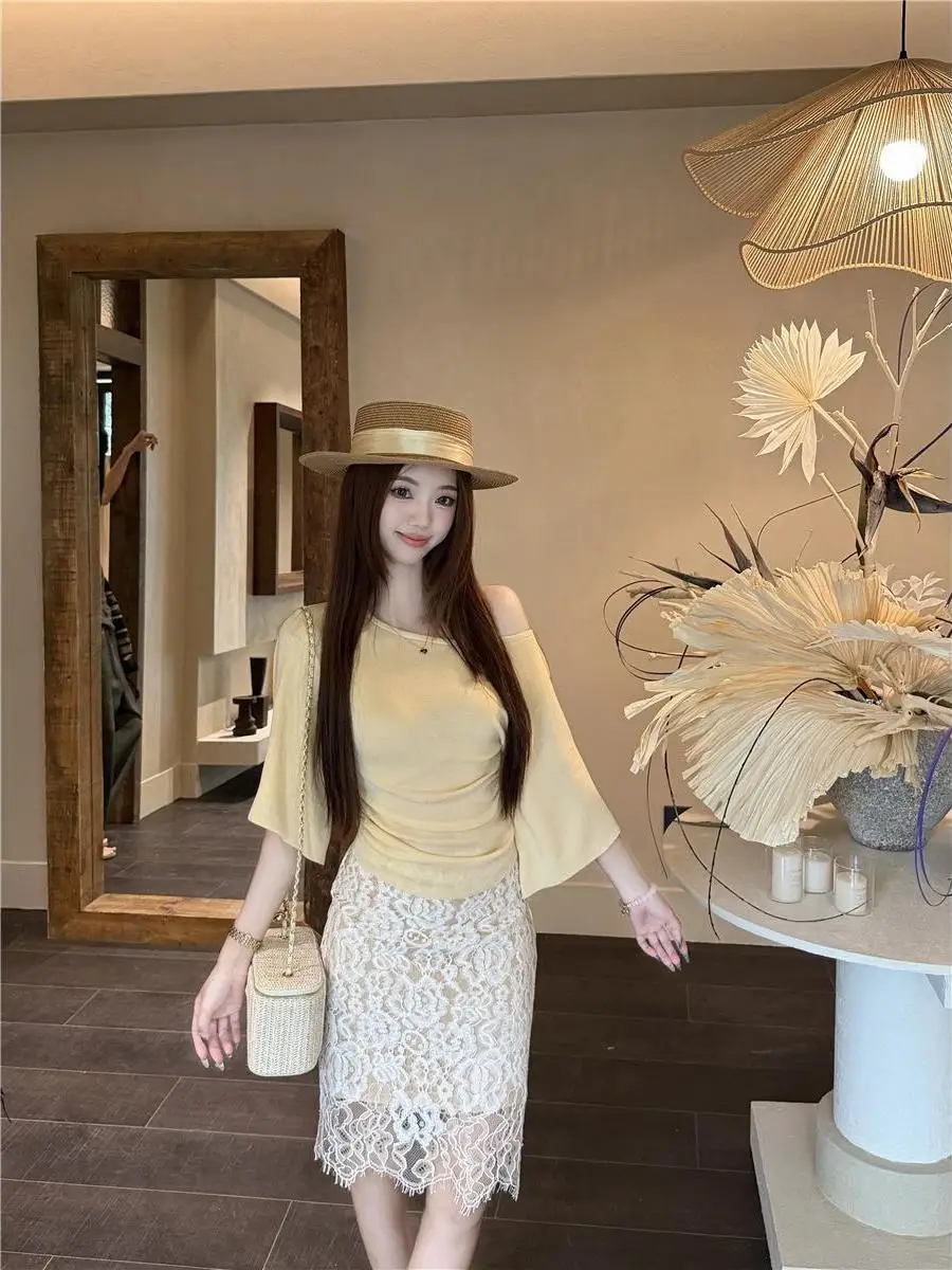 Summer 2026 New Gentle Wind Knitted Lace Half-length Skirt Set Women's Fashionable Slim-fit Mid-sleeve T-shirt High-waist
Summer 2026 New Gentle Wind Knitted Lace Half-length Skirt Set Women's Fashionable Slim-fit Mid-sleeve T-shirt High-waist