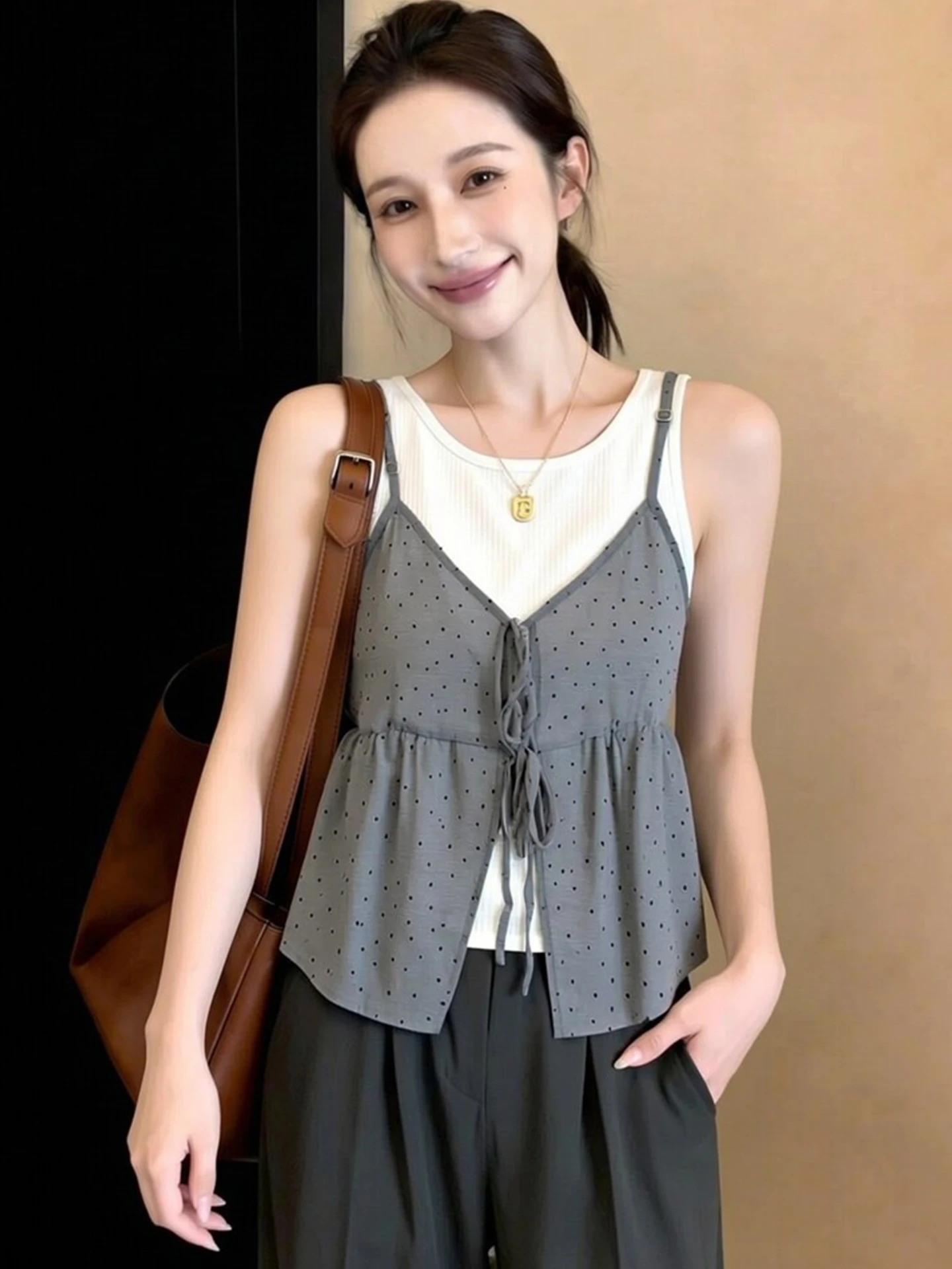 Elegant Polka Dot Vest Loose Casual Sleeveless Women's Top Fashionable Design Summer Outfit Commute Style round Neckline
Elegant Polka Dot Vest Loose Casual Sleeveless Women's Top Fashionable Design Summer Outfit Commute Style round Neckline