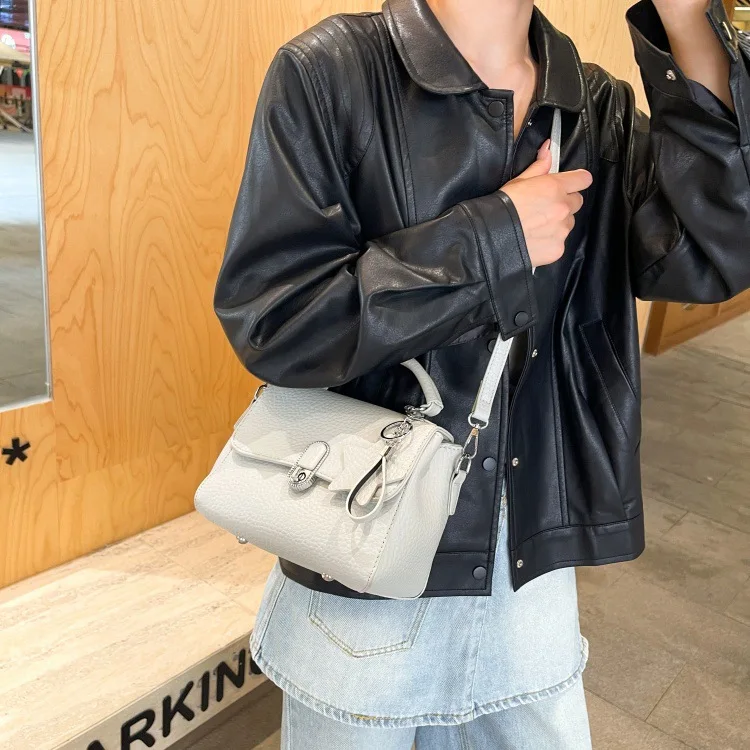 Chic Shoulder Bag for Women, 2025 Fashion Tote with Adjustable Strap, Textured PU Crossbody Purse for Office & Shopping
Chic Shoulder Bag for Women, 2025 Fashion Tote with Adjustable Strap, Textured PU Crossbody Purse for Office & Shopping