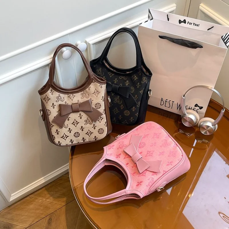 Женская большая сумка с ретро-принтом 2025 года, регулируемая сумка через плечо с широким ремешком, просторная повседневная шикарная сумка в винтажном стиле
Женская большая сумка с ретро-принтом 2025 года, регулируемая сумка через плечо с широким ремешком, просторная повседневная шикарная сумка в винтажном стиле