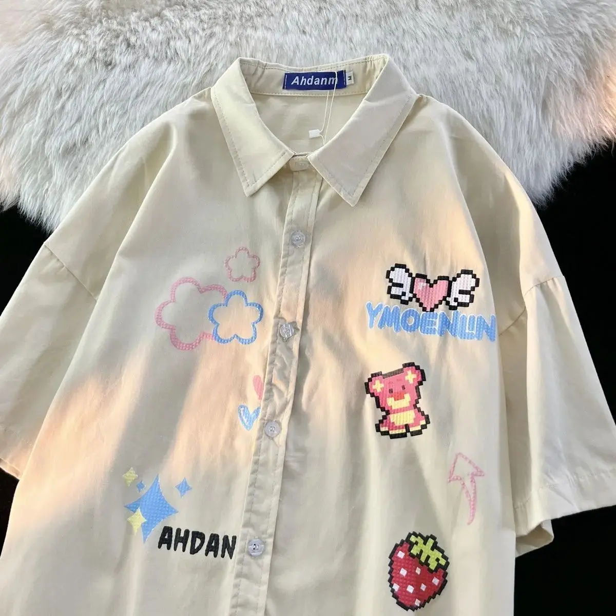 Рубашка с коротким рукавом для американских пар с принтом Kawaii Pixel Art Bear & Strawberry, милая мультяшная блузка на пуговицах, женская эстетичная блузка в стиле Y2K
Рубашка с коротким рукавом для американских пар с принтом Kawaii Pixel Art Bear & Strawberry, милая мультяшная блузка на пуговицах, женская эстетичная блузка в стиле Y2K