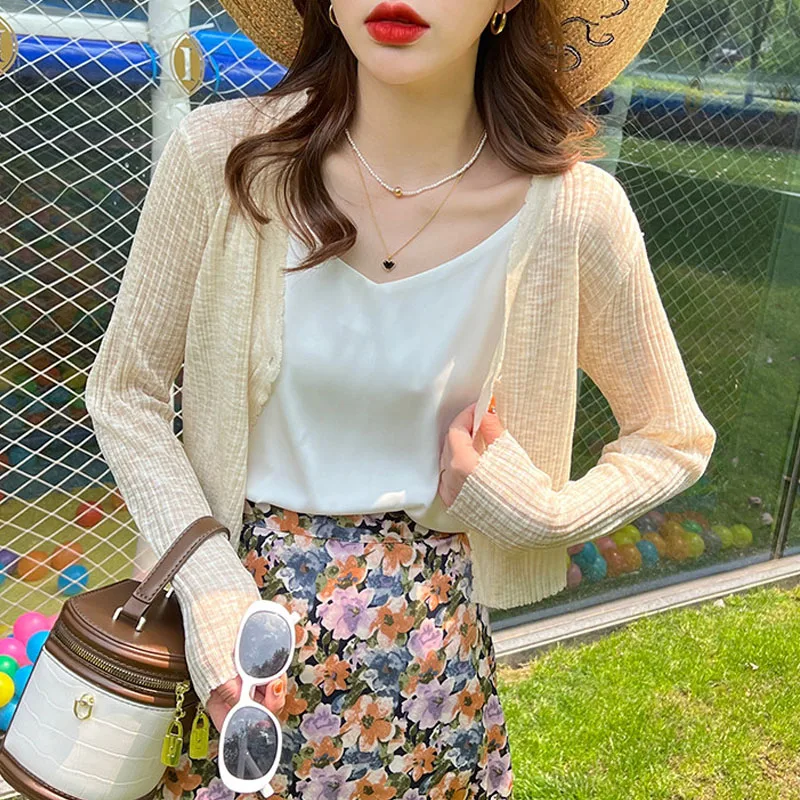 Sweaters Knitted Sweater Women Cardigans New Long Sleeve Sunscreen V-Neck White Knit Sweater Cardigan Women Tops Knitwears Q3619
Sweaters Knitted Sweater Women Cardigans New Long Sleeve Sunscreen V-Neck White Knit Sweater Cardigan Women Tops Knitwears Q3619