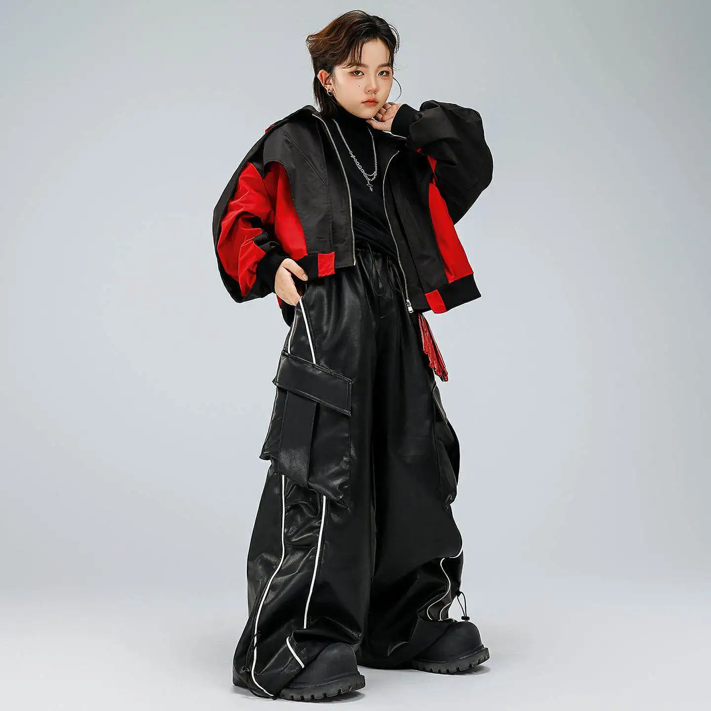 Одежда для девочек и мальчиков в стиле K-pop и хип-хоп: черная и красная короткая толстовка с капюшоном, кожаные брюки-карго с полосками для детей, костюм для уличных танцев.
Одежда для девочек и мальчиков в стиле K-pop и хип-хоп: черная и красная короткая толстовка с капюшоном, кожаные брюки-карго с полосками для детей, костюм для уличных танцев.
