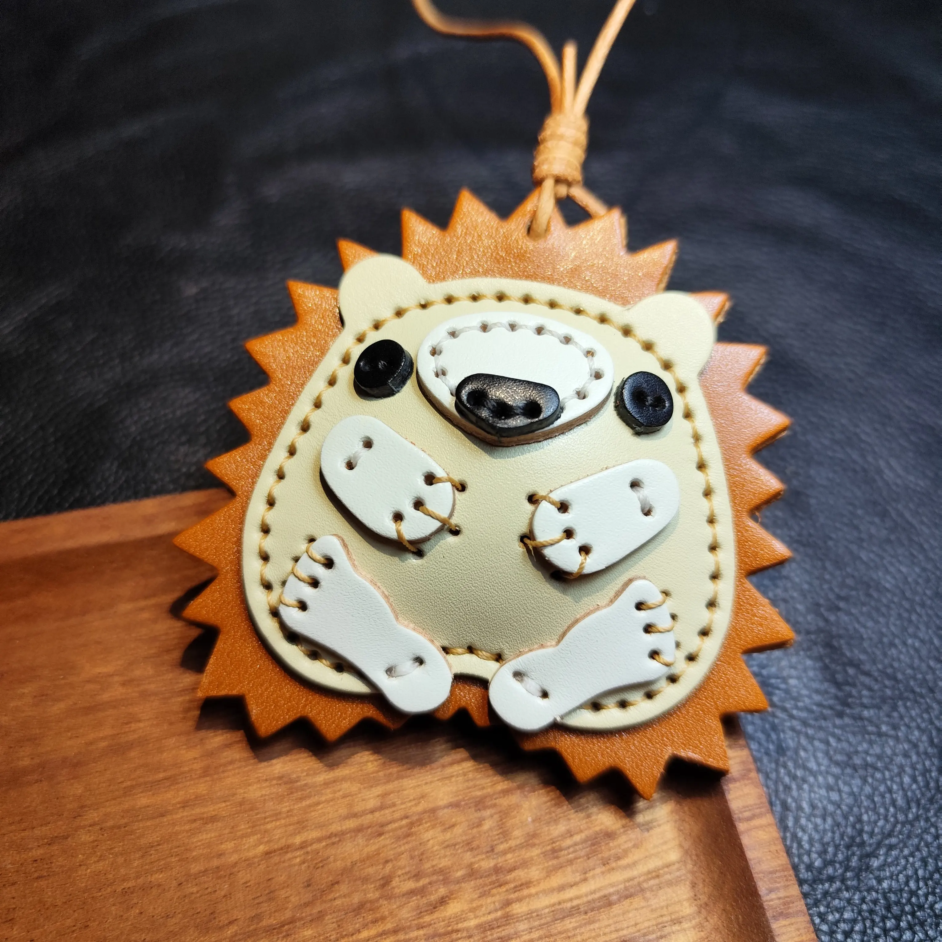 Милый брелок-ежик из натуральной кожи, ручной работы, подвеска для ключей, украшение для автомобиля, подарок, аксессуар
Милый брелок-ежик из натуральной кожи, ручной работы, подвеска для ключей, украшение для автомобиля, подарок, аксессуар