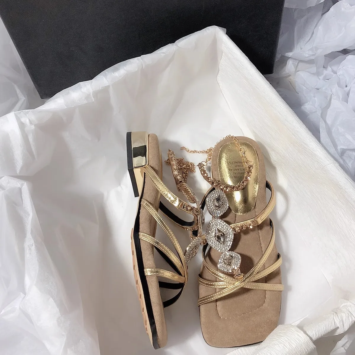 White Leather Version Fairy Style Sandals Summer Outdoor Wear 2025 New Roman Diamond Beautiful High Heels Thong Sandals
White Leather Version Fairy Style Sandals Summer Outdoor Wear 2025 New Roman Diamond Beautiful High Heels Thong Sandals