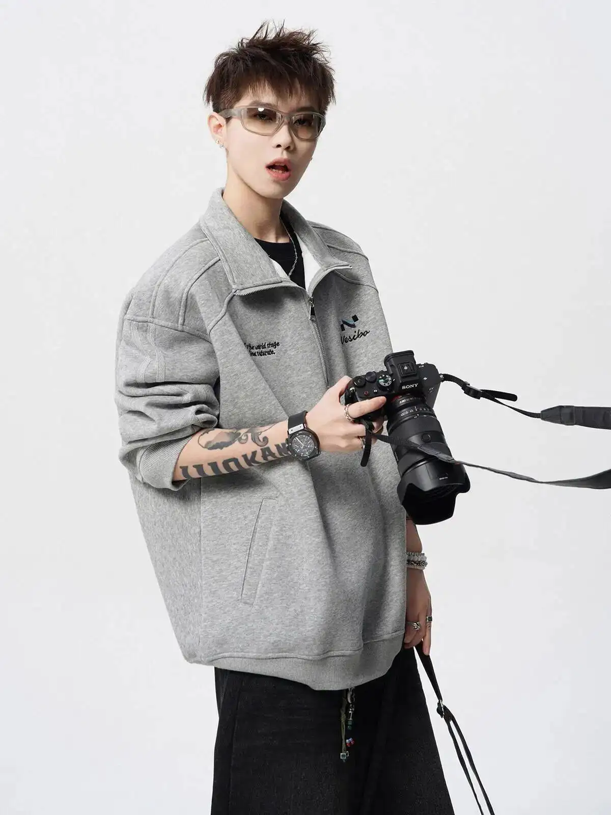 Мужской свитер 2026 года, весенний, в стиле High Street, ретро, с вышивкой, на молнии до середины груди, с воротником-стойкой, свободный, спортивный, с длинным рукавом, худи-куртка
Мужской свитер 2026 года, весенний, в стиле High Street, ретро, с вышивкой, на молнии до середины груди, с воротником-стойкой, свободный, спортивный, с длинным рукавом, худи-куртка