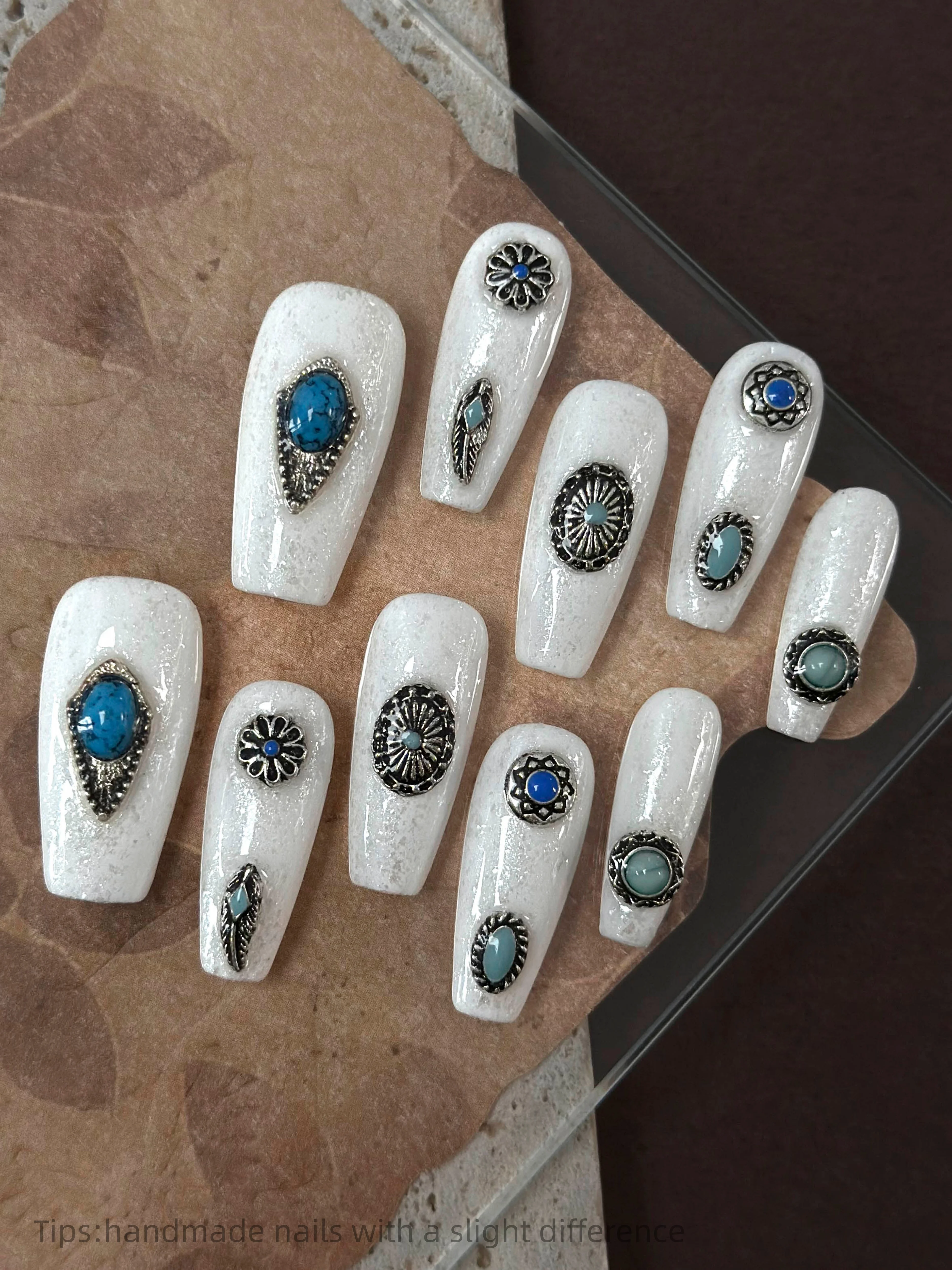 10 шт. Накладные ногти ручной работы, белые с голубым и бирюзовым декором, длинные, полностью закрывающие, многоразовые, в ретро-стиле, 2026
10 шт. Накладные ногти ручной работы, белые с голубым и бирюзовым декором, длинные, полностью закрывающие, многоразовые, в ретро-стиле, 2026
