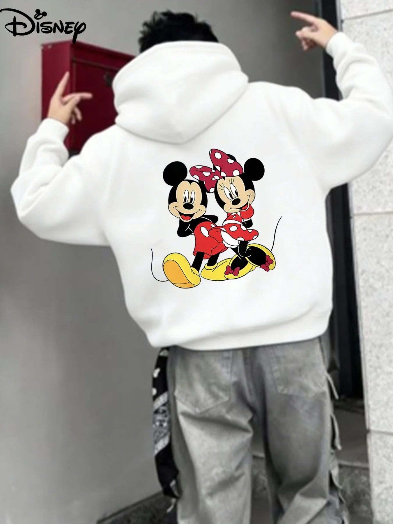 Мужская толстовка с капюшоном DISNEY с изображением Микки и Минни Маус — теплая зимняя толстовка свободного кроя с культовым принтом пары.
Мужская толстовка с капюшоном DISNEY с изображением Микки и Минни Маус — теплая зимняя толстовка свободного кроя с культовым принтом пары.