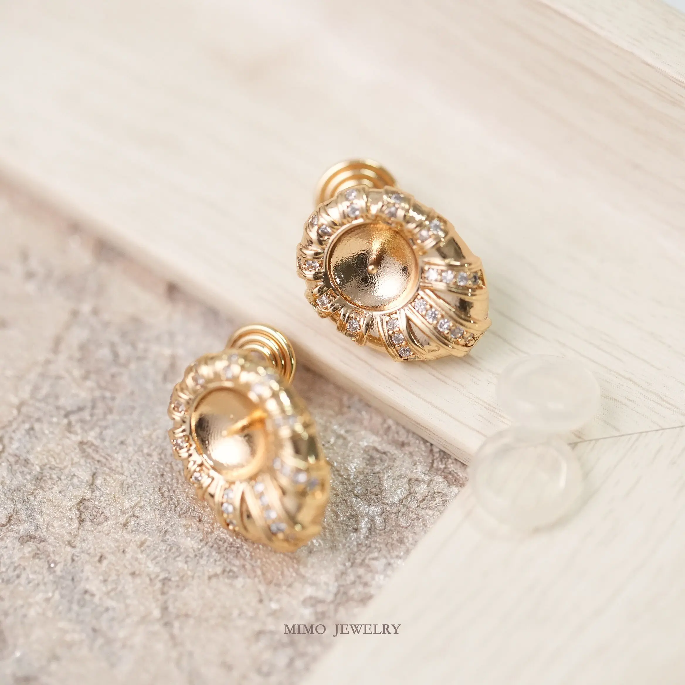 Copper Plated Gold Light Luxury Oval Retro Micro Inlaid Hollow Ear Studs Clips DIY Earrings Making Supplies Jewelry Accessories
Copper Plated Gold Light Luxury Oval Retro Micro Inlaid Hollow Ear Studs Clips DIY Earrings Making Supplies Jewelry Accessories