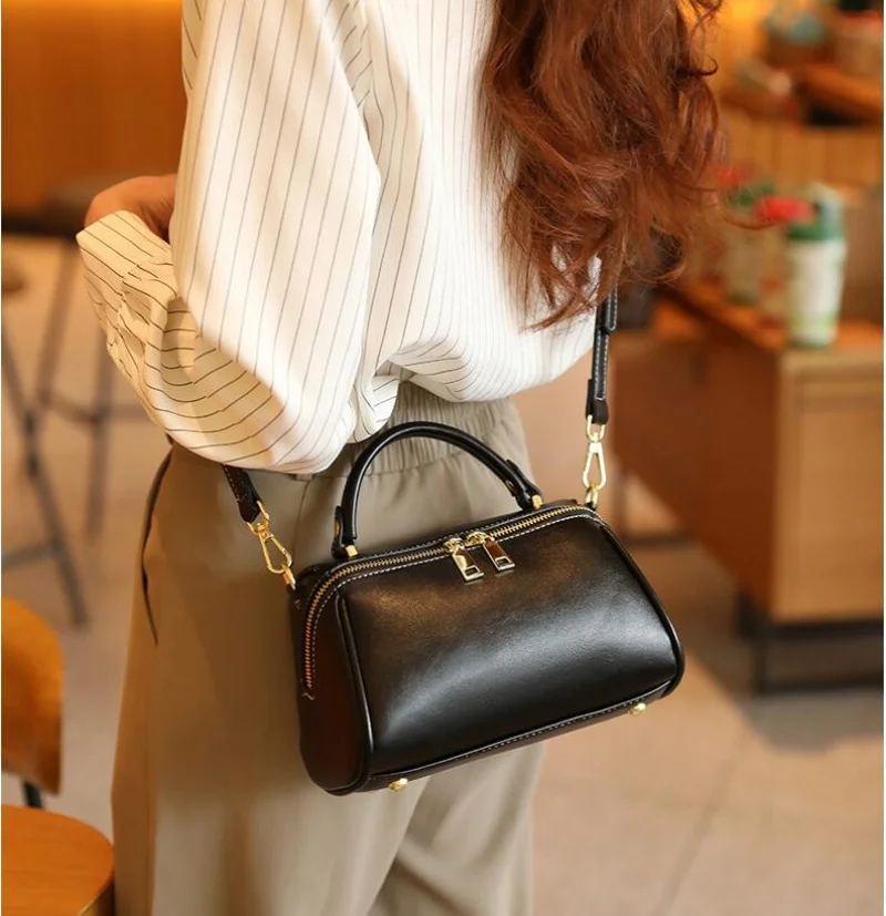 2025 New Genuine Leather Women's Boston Bag Casual Tote Fashionable Shoulder Crossbody Bag High-End Elegant Pillow Bag
2025 New Genuine Leather Women's Boston Bag Casual Tote Fashionable Shoulder Crossbody Bag High-End Elegant Pillow Bag