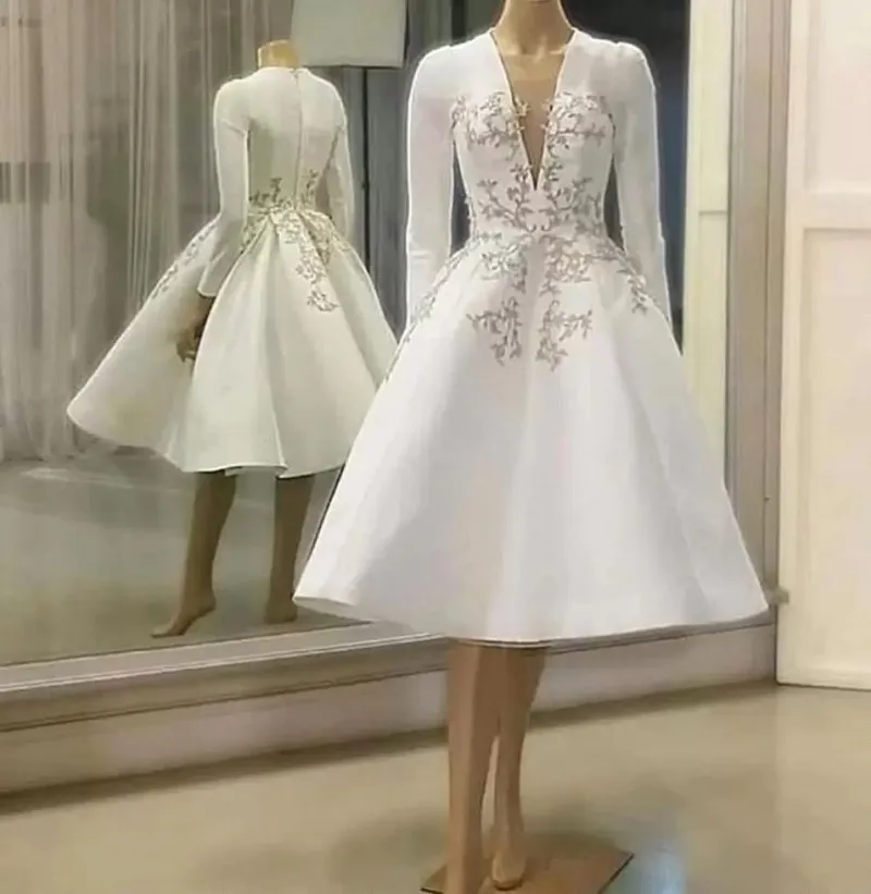 White Vintage Long Sleeve Prom Cocktail Dresses A Line Appliques V Neck Short Bridal Party Gowns Homecoming Wear
White Vintage Long Sleeve Prom Cocktail Dresses A Line Appliques V Neck Short Bridal Party Gowns Homecoming Wear