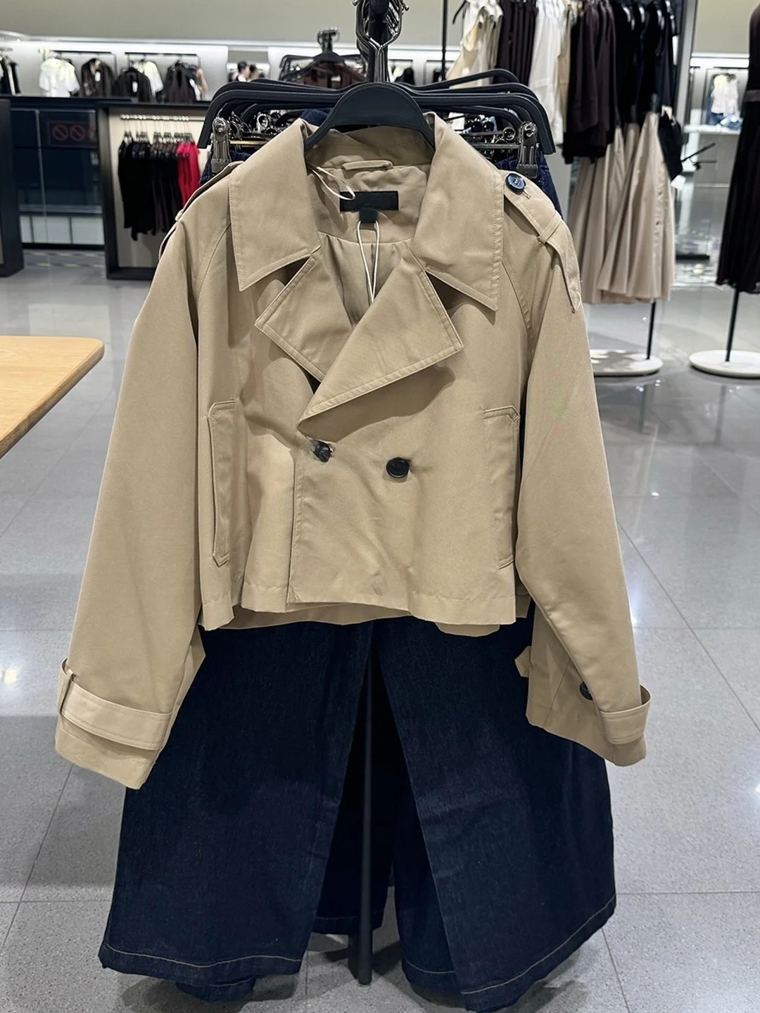 Fashionable Short Double-breasted Lapel Windbreaker Women's Outerwear Simple Style Autumn New Arrival 3046259 Commute Loose Fit
Fashionable Short Double-breasted Lapel Windbreaker Women's Outerwear Simple Style Autumn New Arrival 3046259 Commute Loose Fit