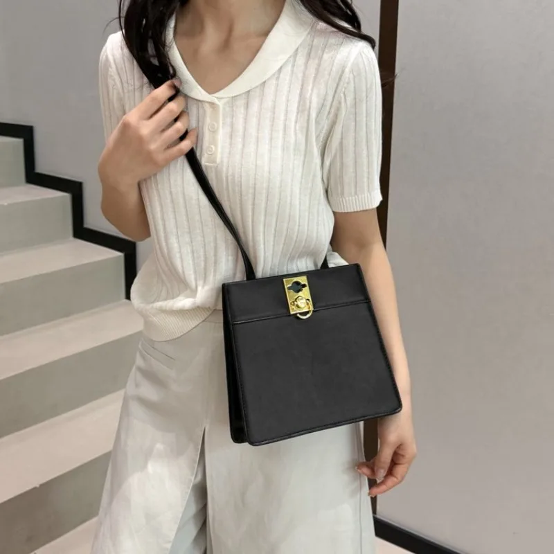 High End Simple Elegant Women Handbag Classic Paris Leather Vintage Trendy Casual Daily Messenger Bag
High End Simple Elegant Women Handbag Classic Paris Leather Vintage Trendy Casual Daily Messenger Bag