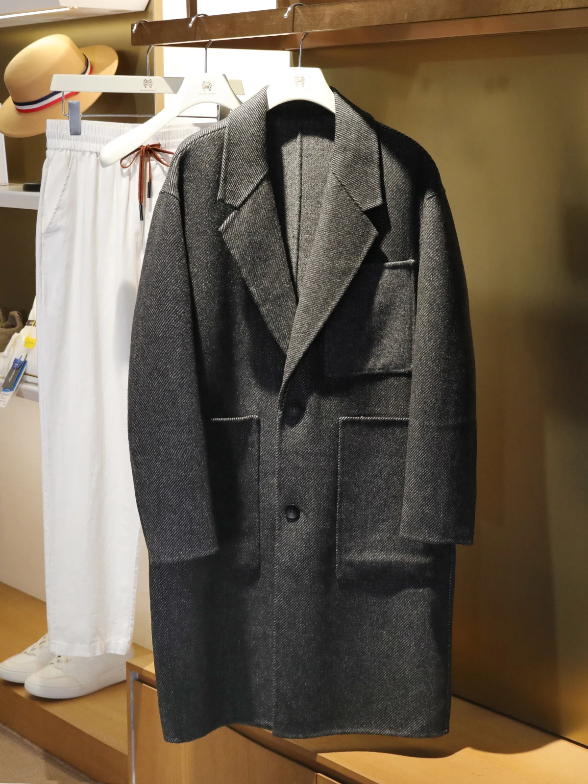 Мужское шерстяное пальто в стиле кэжуал: свободный крой, модное, городское, теплое, с длинными рукавами, круглым низом, на одной пуговице, однотонное
Мужское шерстяное пальто в стиле кэжуал: свободный крой, модное, городское, теплое, с длинными рукавами, круглым низом, на одной пуговице, однотонное