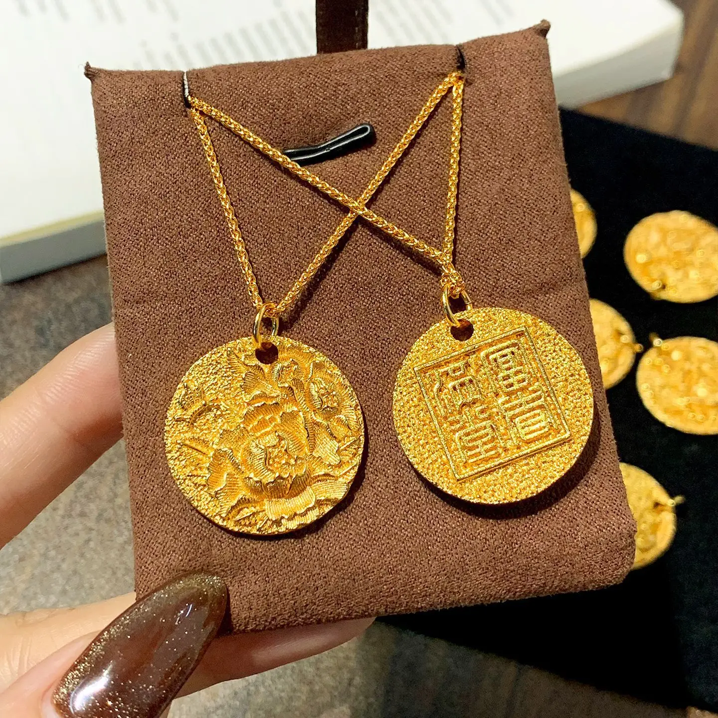 Роскошное женское ожерелье с подвеской из чистого золота 24 карата 9999 пробы из настоящего золота с тиснением пиона
Роскошное женское ожерелье с подвеской из чистого золота 24 карата 9999 пробы из настоящего золота с тиснением пиона