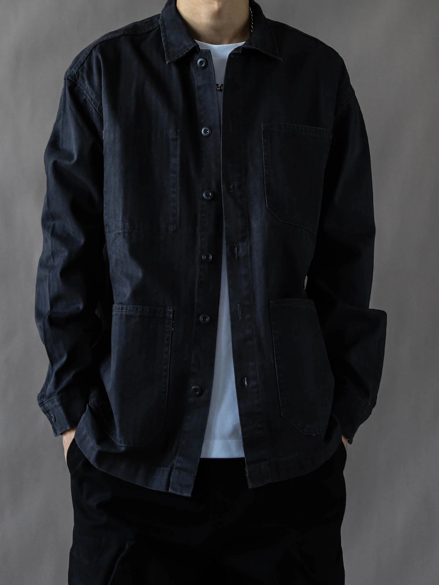 Мужская повседневная куртка в американском ретро-стиле, плотная, свободного кроя, для работы, весна-осень, модная, из темно-серого хлопка, с длинными рукавами, на пуговицах
Мужская повседневная куртка в американском ретро-стиле, плотная, свободного кроя, для работы, весна-осень, модная, из темно-серого хлопка, с длинными рукавами, на пуговицах