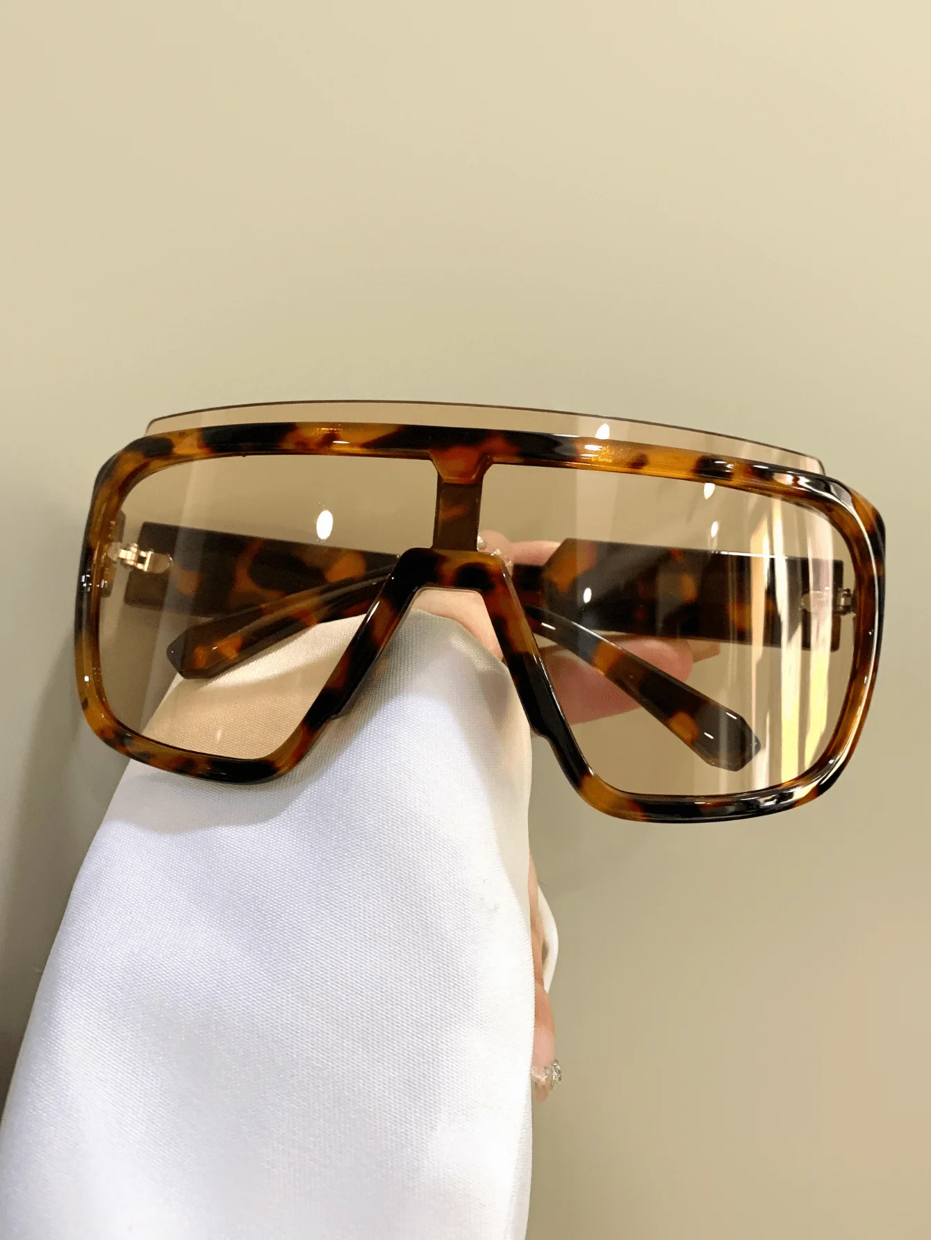 Oversized Futuristic Glasses, Fashion Eyeglasses, Metal Hinge Glasses For Summer Beach Vacation,Outdoor,Travel
Oversized Futuristic Glasses, Fashion Eyeglasses, Metal Hinge Glasses For Summer Beach Vacation,Outdoor,Travel
