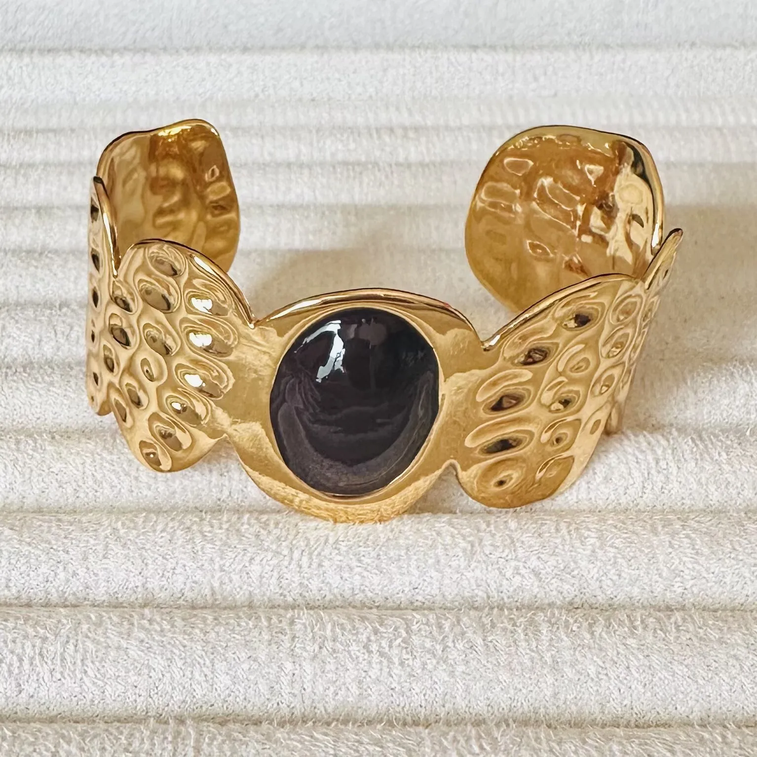 Vintage Heavy Hammered Texture Black Onyx Open Bangle Light Luxury Textured Wide Band Bracelet Fashion Women Jewelry Accessories
Vintage Heavy Hammered Texture Black Onyx Open Bangle Light Luxury Textured Wide Band Bracelet Fashion Women Jewelry Accessories