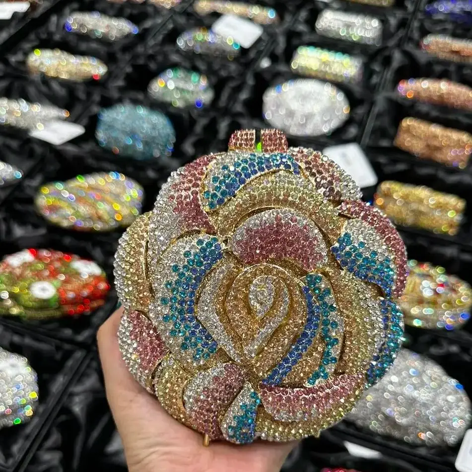 Потерянный винтажный клатч с цветами и бисером, блестящий сверкающий клатч, украшенный кристаллами более 2000, свадебный кошелек с 2 ремнями
Потерянный винтажный клатч с цветами и бисером, блестящий сверкающий клатч, украшенный кристаллами более 2000, свадебный кошелек с 2 ремнями