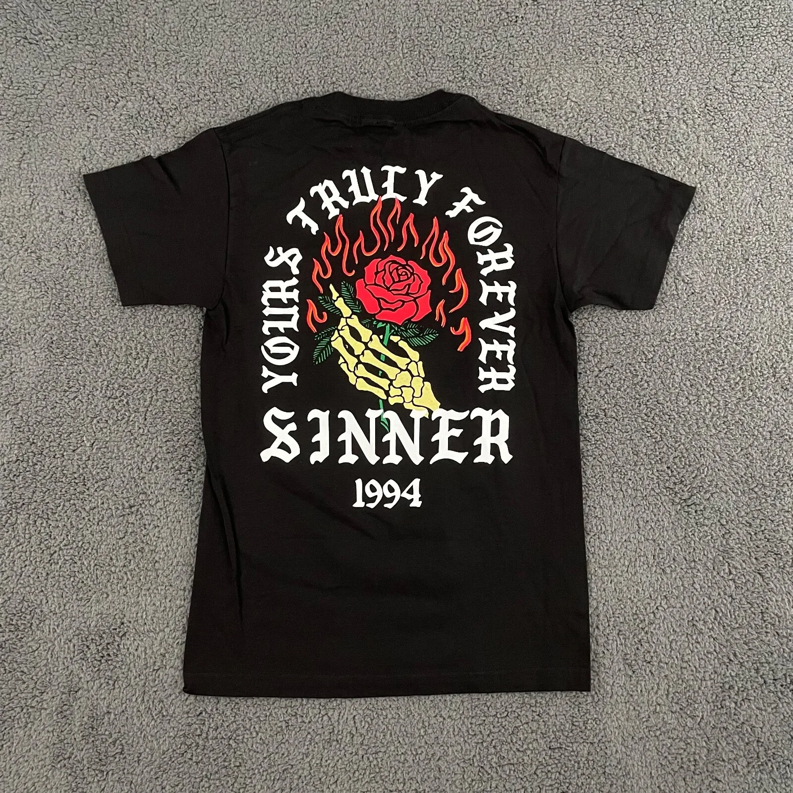 Yours Truly T-Shirt Mens Small Black Skeleton Skull Floral Cotton Dad Casual
Yours Truly T-Shirt Mens Small Black Skeleton Skull Floral Cotton Dad Casual