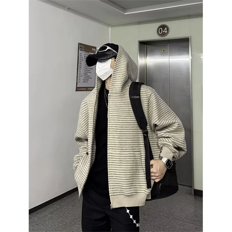 Мужская толстовка с капюшоном больших размеров Jaet, повседневное пальто в американскую полоску, ветрозащитное пальто, осенне-зимняя верхняя одежда из полиэфирного волокна
Мужская толстовка с капюшоном больших размеров Jaet, повседневное пальто в американскую полоску, ветрозащитное пальто, осенне-зимняя верхняя одежда из полиэфирного волокна