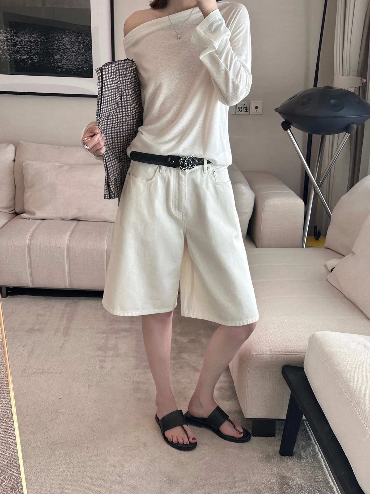White Loose Fit Boyfriend Jeans Mid-Calf Cotton Denim Breathable Spring Summer Ladies Jeans Pure Color Button Closure
White Loose Fit Boyfriend Jeans Mid-Calf Cotton Denim Breathable Spring Summer Ladies Jeans Pure Color Button Closure