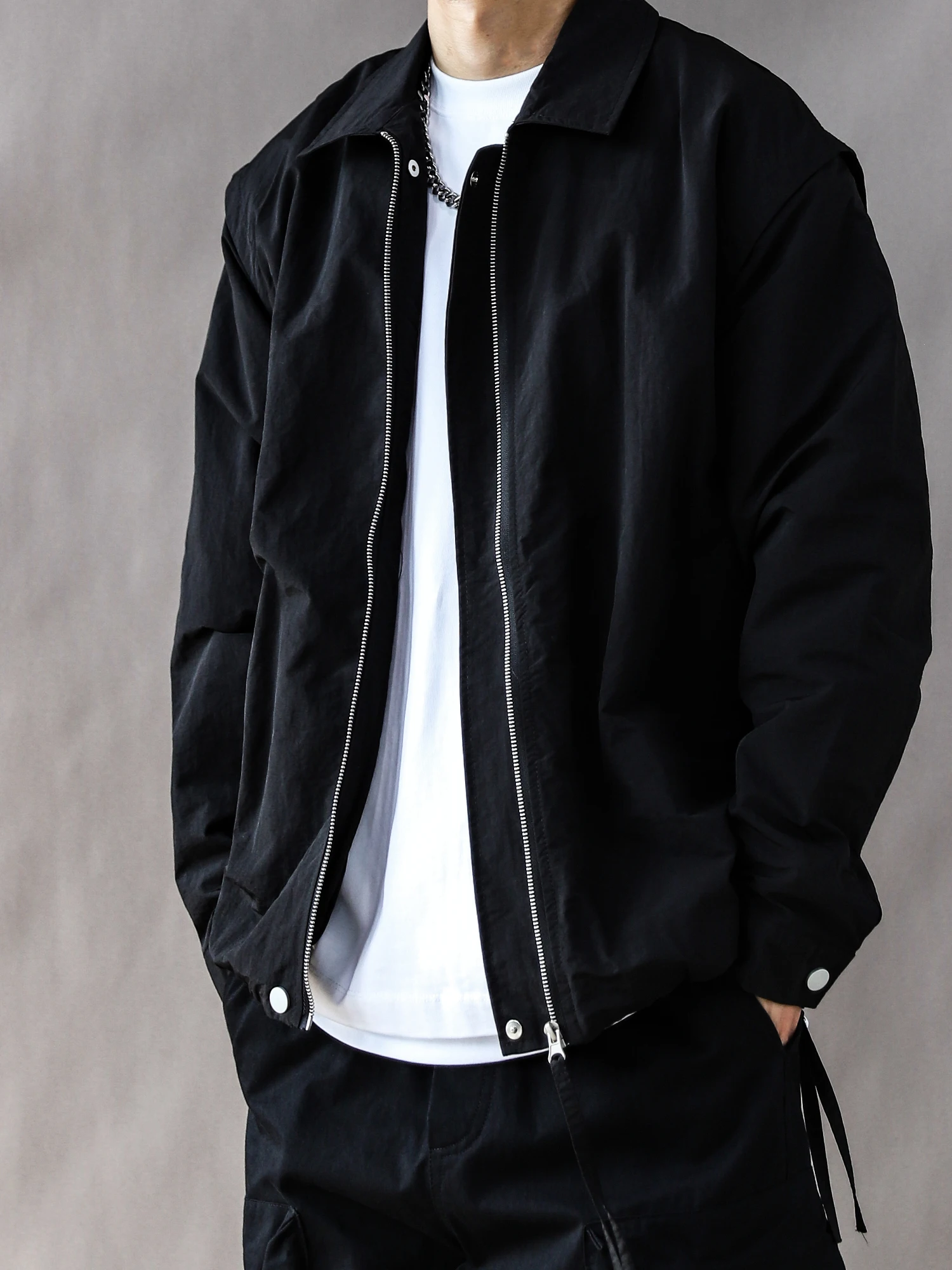 Ретро-куртка в американском рабочем стиле для мужчин, свободный крой, черная, простая, осенне-зимняя верхняя одежда, новая молодежная модная теплая куртка из полиэстера
Ретро-куртка в американском рабочем стиле для мужчин, свободный крой, черная, простая, осенне-зимняя верхняя одежда, новая молодежная модная теплая куртка из полиэстера