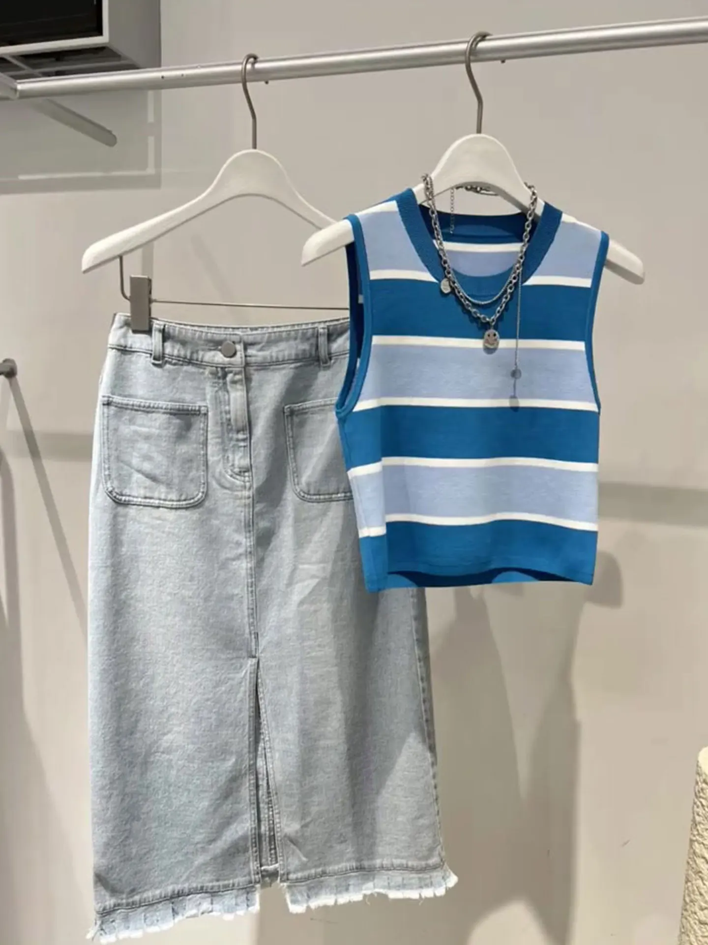 Stunning Color Blo Striped Knit Vest Soft Silk Women's Faion Summer Top round Ne Straight Cut Single Piece Daily Wear
Stunning Color Blo Striped Knit Vest Soft Silk Women's Faion Summer Top round Ne Straight Cut Single Piece Daily Wear